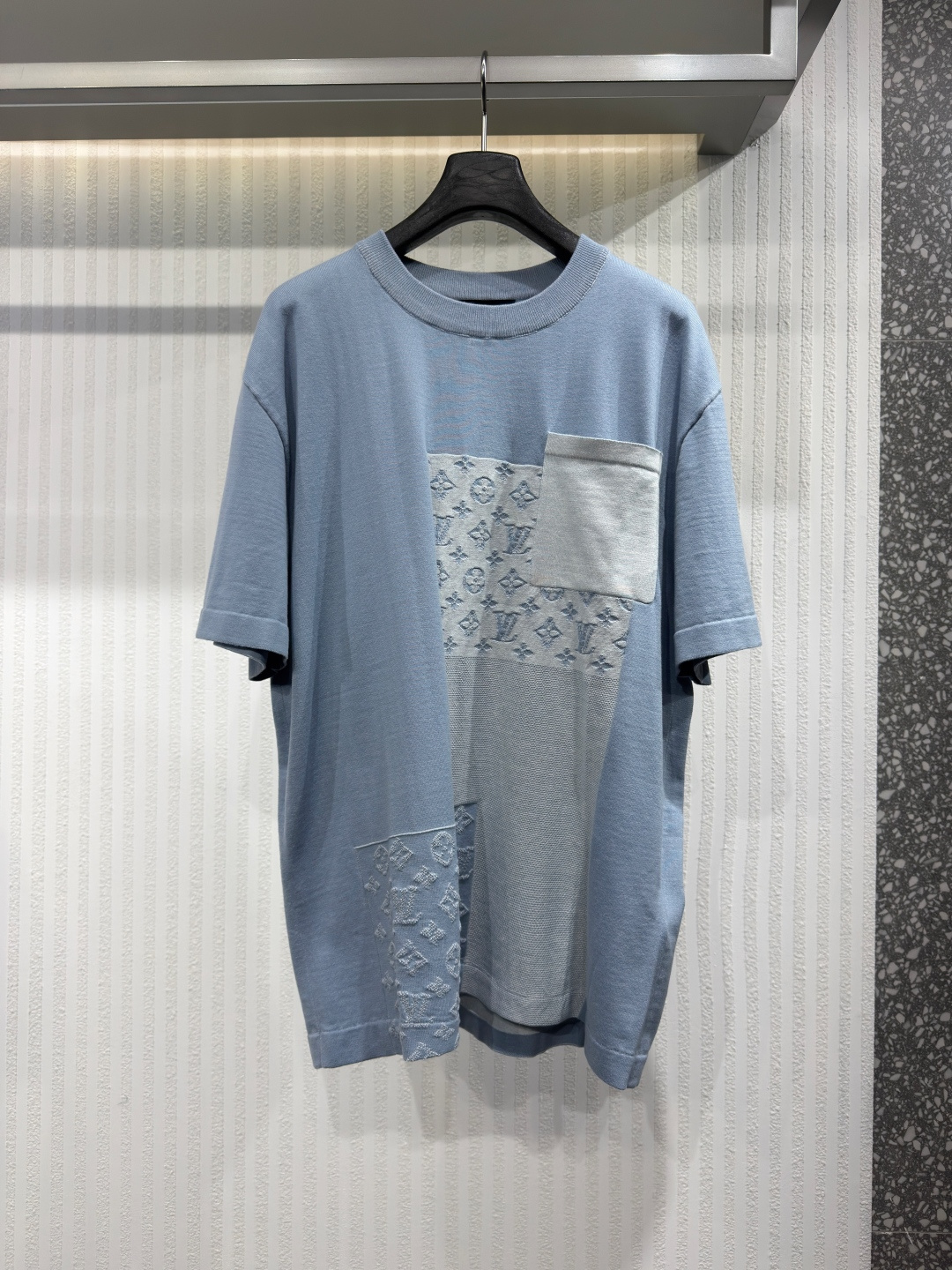 NO:826480,1V 26 knitted patchwork denim short-sleeved crew neck shirt  This summer short-sleeved cotton crew neck shirt comes in a light indigo hue and features a delicate knitted pattern. The delicate pattern creates a trompe-l'oeil patchwork effect and is subtly integrated with the richly textured Monogram logo. It has been washed for a soft faded effect, adding a casual and irreverent signature element to the casual look. Pair it with matching shorts to create a stylish at-home casual set. Sizes S-XL, Louis Vuitton-clothing, louis vuitton, shorts, T-shirt,198609091V 26 针织拼接牛仔色短袖圆领衫 这款夏季短袖棉质圆领衫采用浅靛蓝色调,饰有精美的针织图案.精致的图案营造出错视拼接效果,并巧妙融入了纹理丰富的Monogram标志.经过水洗处理,呈现出柔和的褪色效果,为休闲造型增添了一抹随性不羁的标志性元素.搭配同款短裤,即可打造时尚的居家休闲套装.尺码S-XL,路易威登-服装,louis vuitton,shorts,T-shirt,,Women's clothing