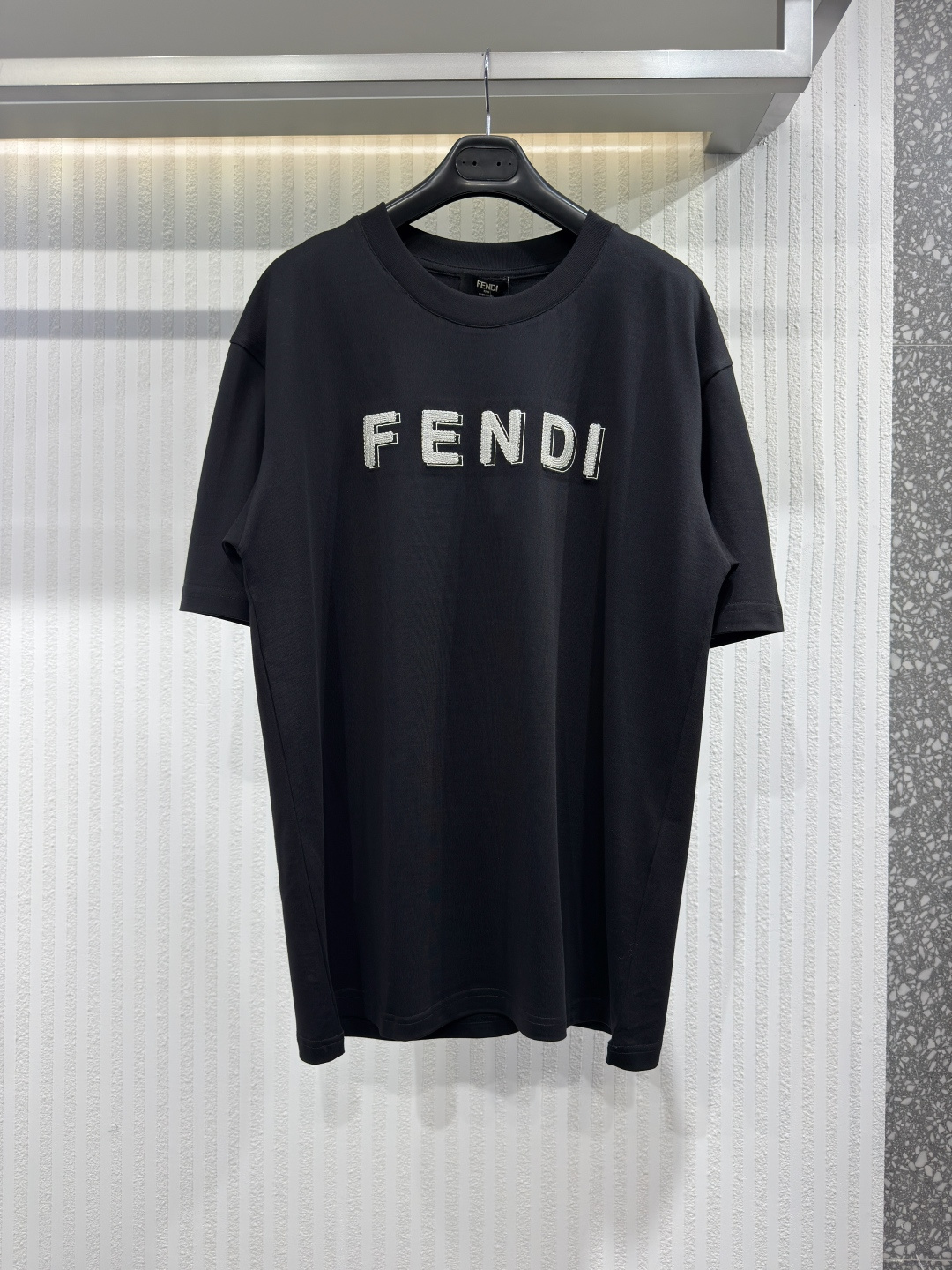NO:826404,FEND 26 letter embroidered rhinestone slim fit short-sleeved round neck T-shirt. Made of white cotton fabric. Decorated with Fendi Pop Pois embroidery pattern on the front, inspired by the series' Falena Dots dot pattern. Size M-3XL, Fendi-clothing, fendi, fendi, T-shirt, tees, t-shirt,19860909FEND 26 字母刺绣烫钻修身短袖圆领T恤.采用白色纯棉面料制成.正面饰有Fendi Pop Pois刺绣图案,灵感源自该系列的Falena Dots圆点图案.尺码M-3XL,芬迪-服装,fendi,fendi,T-shirt,tees，t-shirt,,Women's clothing