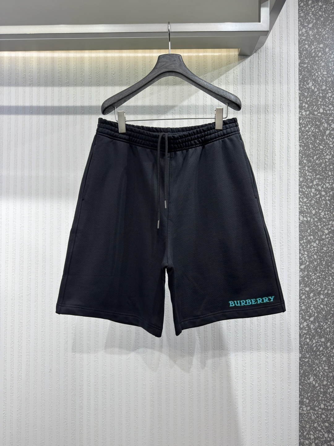 NO:826466,BUR's shorts are made of lightweight cotton knit fabric and have a loose fit. They have a drawstring design and are decorated with printed Burberry letters on the front cuffs. The back pockets are decorated with contrasting knight patterns. Sizes XS-L, Burberry - clothing, burberry, shorts,19860909BUR 这款短裤采用轻盈的棉质针织面料,宽松剪裁.抽绳设计,前裤脚饰有印花 Burberry 字母,后袋则以撞色设计点缀着骑士图案 尺码XS-L,博柏利-服装,burberry,shorts,,Women's clothing