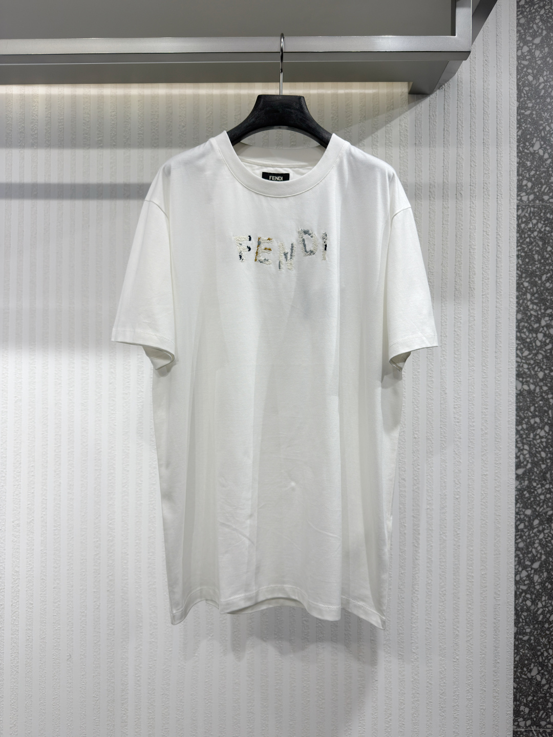 NO:822868,FEND 26 embroidered letters slim-fit short-sleeved round neck T-shirt. Pure cotton fabric, dark blue. Decorated with Fendi embroidered letters of the same color on the chest and embellished with contrasting yarn. Size XS-L, Fendi-clothing, fendi, fendi, T-shirt, tees, t-shirt,19860909FEND 26刺绣字母修身短袖圆领T恤.纯棉面料,深蓝色.胸前饰有同色系Fendi刺绣字母,并以撞色纱线点缀 尺码XS-L,芬迪-服装,fendi,fendi,T-shirt,tees，t-shirt,,Women's clothing