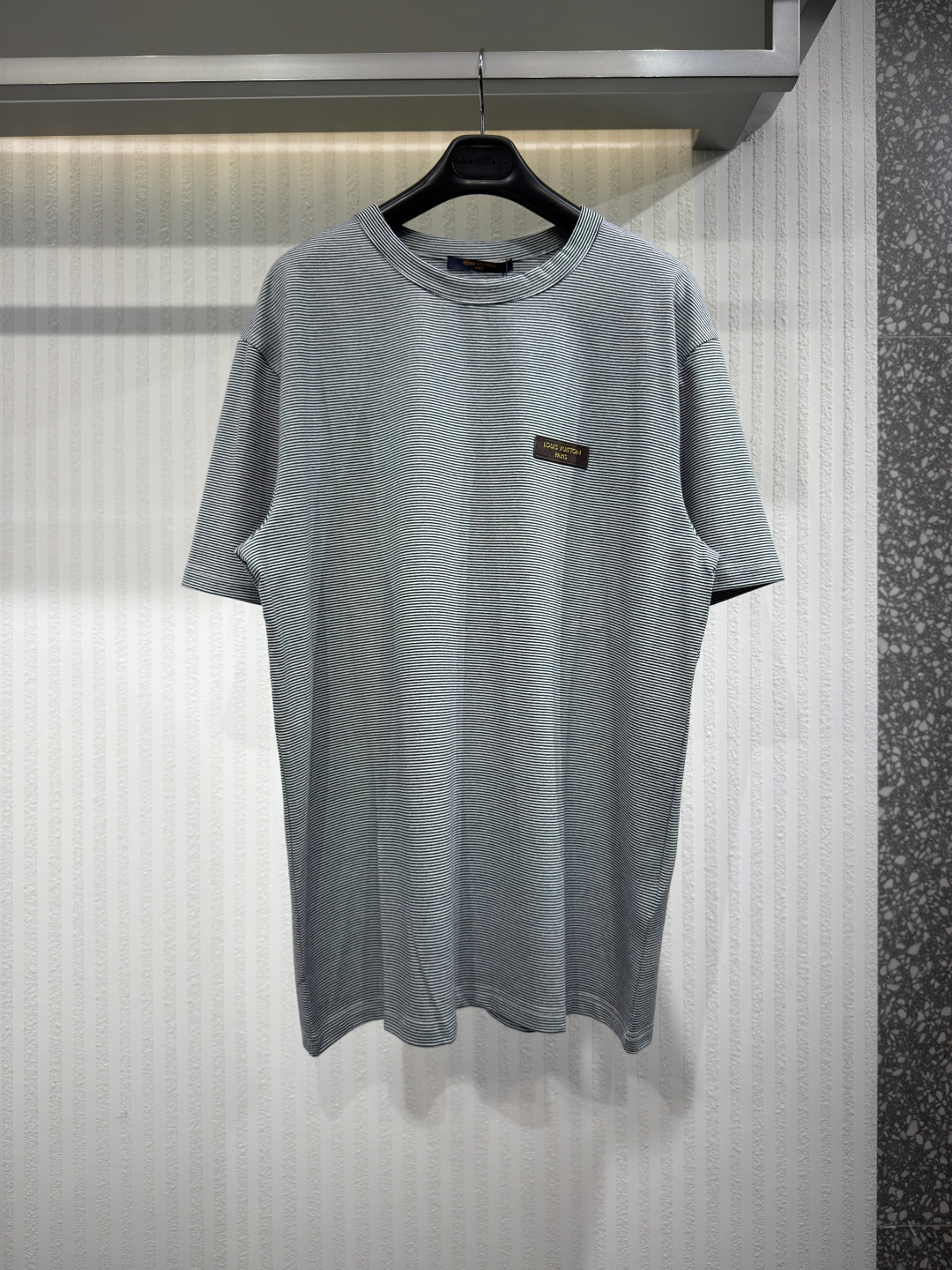 NO:826412,1V 26 Stripes Slim Fit Signature T-Shirt This slim fit T-shirt is ideal for the preppy look in this collection. It is made from extra soft and lightweight cotton jersey and features a gold embossed leather Louis Vuitton Paris logo on the chest. This versatile piece is easy to style with slim and casual styles. Available in sizes S-XL, Louis Vuitton-clothing, louis vuitton, tees, t-shirt,198609091V 26条纹修身款签名T恤 这款修身T恤是本系列学院风造型的理想之选.它采用格外柔软轻盈的棉质针织面料制成,胸前饰有金色压纹皮革路易威登巴黎标志.这款百搭单品易于搭配,轻松打造修身与休闲的风格.尺码S-XL,路易威登-服装,louis vuitton,tees，t-shirt,,Women's clothing
