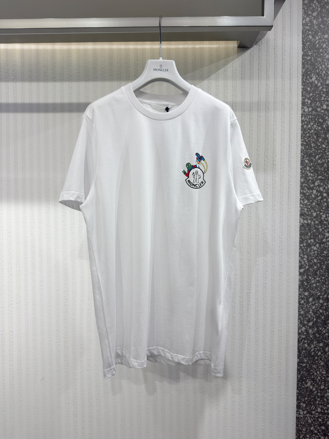 NO:826433,Moncle 26 Space MonDuck Cotton T-Shirt This men's short-sleeved T-shirt is playful and low-key, decorated with space-themed graphics and full of vitality. Sizes S-XL, Moncler-Clothing, Moncler, T-shirt, tees, t-shirt,19860909Moncle 26 太空 MonDuck 棉质 T 恤 这款男士短袖T恤既俏皮又低调,饰有太空主题的图案,充满活力.尺码S-XL,蒙口-服装,Moncler,T-shirt,tees，t-shirt,,Women's clothing