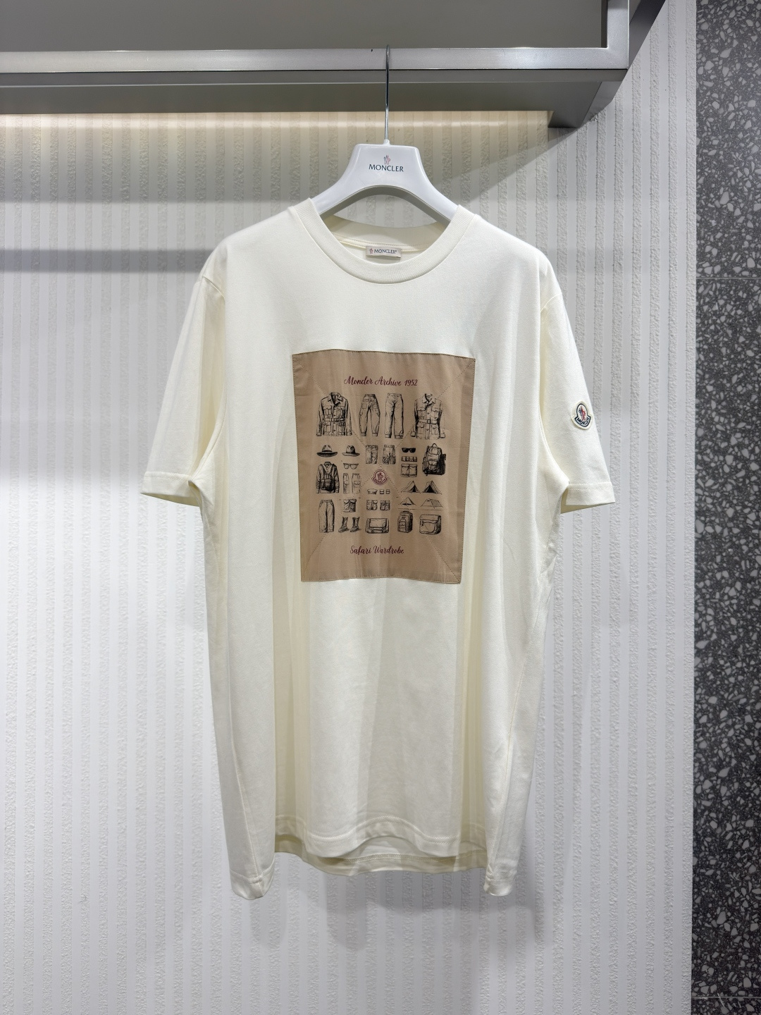 NO:826425,Moncler 26 Safari Wardrobe Printed Cotton T-Shirt This men's T-shirt adheres to Moncler's adventurous spirit, featuring a wildly charming printed pattern and incorporating the brand's classic design. Sizes S-XL, Meng Mouth-Clothing, Moncler, tees, t-shirt,19860909Moncler 26 Safari Wardrobe 印花棉质T恤 这款男士T恤秉承Moncler的冒险精神,以充满野性魅力的印花图案为特色,并融入了品牌的经典设计.尺码S-XL,蒙口-服装,Moncler,tees，t-shirt,,Women's clothing