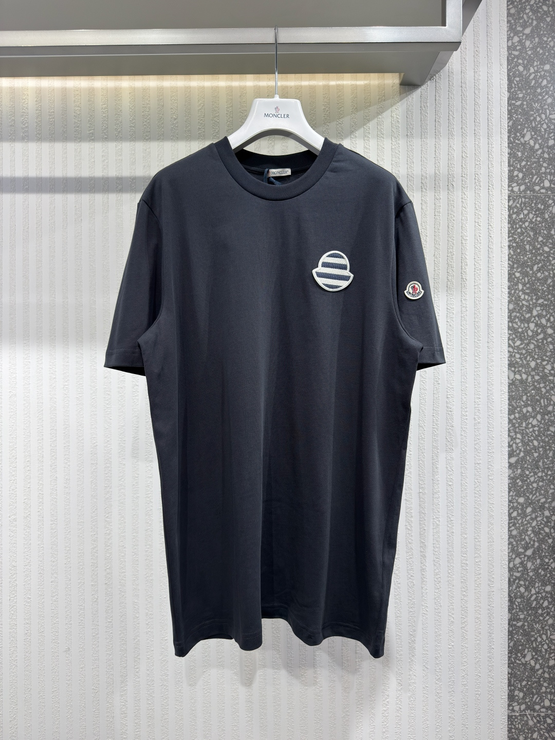 NO:826419,Moncle 26 Striped Logo Cotton Knit T-Shirt This cotton knit T-shirt reinterprets the classic logo patch with a bold stripe pattern, reflecting this season's nautical inspiration. Sizes S-XL, Moncler-Clothing, Moncler, tees, t-shirt,19860909Moncle 26 条纹Logo棉质针织T恤 这款棉质针织 T 恤采用大胆的条纹图案重新诠释了经典的标志贴片,体现了本季的航海灵感.尺码S-XL,蒙口-服装,Moncler,tees，t-shirt,,Women's clothing