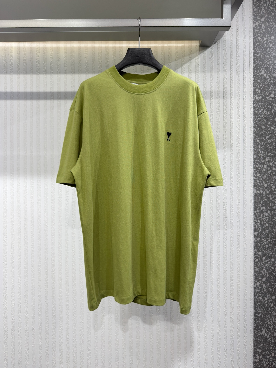 NO:826458,AMI DE COEUR Cotton T-shirt Ami de Coeur T-shirt is made of light cotton jersey. Knitted T-shirt. Classic fit. Black Ami de Coeur embroidery on the chest. Tonal Ami embroidery under the back collar. Made in Portugal (with love). Sizes S-XL, men's, tees, t-shirt,19860909AMI DE COEUR 棉质 T 恤Ami de Coeur T 恤采用浅色棉质平纹针织面料 针织T恤.经典版型.黑色Ami de Coeur胸前刺绣.后领下方饰有同色系Ami刺绣. 葡萄牙制造（倾注爱意）.尺码S-XL,男装,tees，t-shirt,,Women's clothing