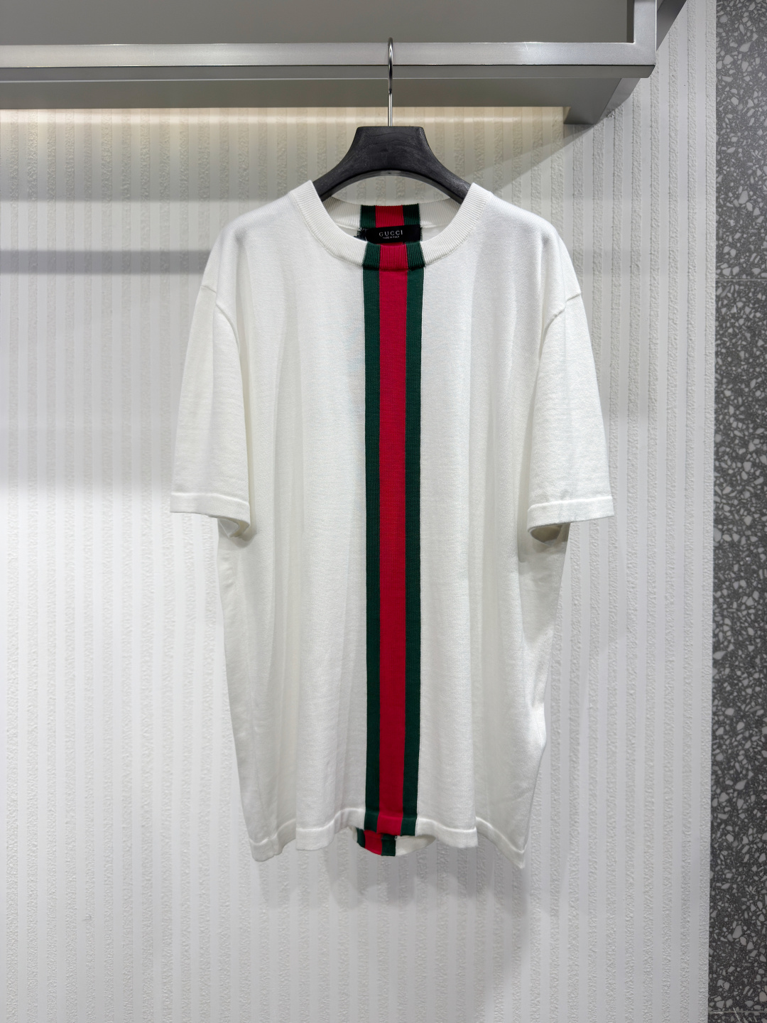 NO:826389,GUCCI 26 Gucci Web Intarsia Knitted Cotton T-Shirt Generation Gucci delves into the brand's archive elements, blending designs from different generations into an aesthetic narrative. A modern interpretation of the web embellishes selected ready-to-wear collections, highlighting premium textures and contemporary details. This garden-neck T-shirt is made of knitted cotton and features Web web intarsia as the design highlight. Sizes S-XL, Gucci - Clothing, gucci, gucci, tees, t-shirt,19860909GUCCI 26 古驰饰织带嵌花针织棉T恤 Generation Gucci 深入探索品牌的典藏元素,将不同世代的设计融合成一个美学叙事.织带的现代诠释点缀精选成衣系列,突显高级质感和当代细节.这款园领T恤采用针织棉打造,以Web织带嵌花为设计亮点.尺码S-XL,古驰-服装,gucci,gucci,tees，t-shirt,,Women's clothing