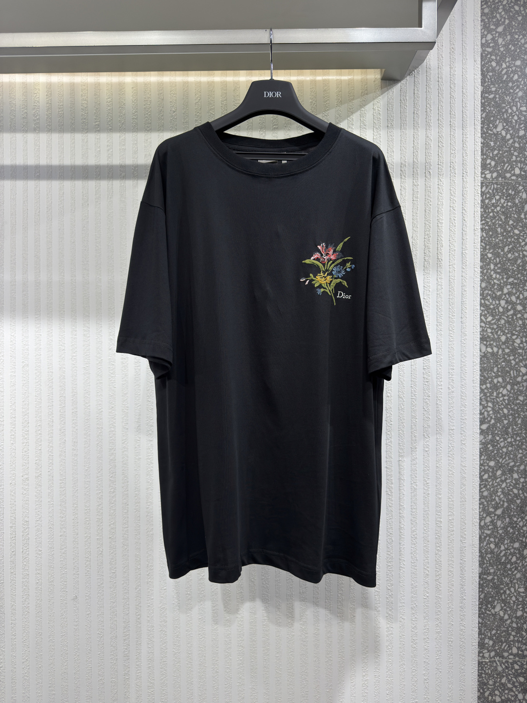 NO:826421,Dio corsage pattern round neck short sleeves. Made of cotton jersey fabric, with Secret Garden pattern printing and embroidery on the chest, ribbed round neck. The sleeve shape is standard short sleeves, with fine cuffs and hem, simple structure. Size XS-L, Dior-clothing, dior, dior, T-shirt,19860909Dio 胸花图案圆领短袖 棉质平纹针织面料、胸前饰以Secret Garden图案印花和刺绣、罗纹圆领 .袖型为标准短袖,袖口与下摆均采用精细收口,结构简洁.尺码XS-L,迪奥-服装,dior,dior,T-shirt,,Women's clothing