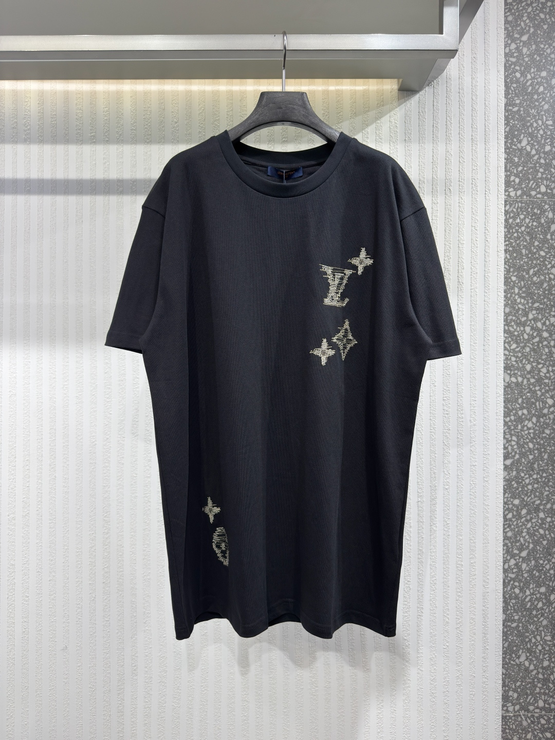 NO:826413,1V 26 This lightweight, breathable summer T-shirt is made from soft, creamy organic cotton and features the collection's signature embroidery pattern. The embroidery is inspired by traditional Japanese craftsmanship, with a richly textured Monogram logo stitched from contrasting yarns. This well-crafted piece adds an artistic touch to a wardrobe staple. Sizes XS-L, Louis Vuitton - Clothing, louis vuitton, tees, t-shirt,198609091V 26 这款轻盈透气的夏季T恤采用柔软的乳白色有机棉制成,并饰以本系列标志性的刺绣图案.刺绣灵感源自日本传统工艺,以对比色纱线缝制出纹理丰富的Monogram标志.这件做工精良的单品为衣橱必备单品增添了一抹匠心独具的艺术气息.尺码XS-L,路易威登-服装,louis vuitton,tees，t-shirt,,Women's clothing