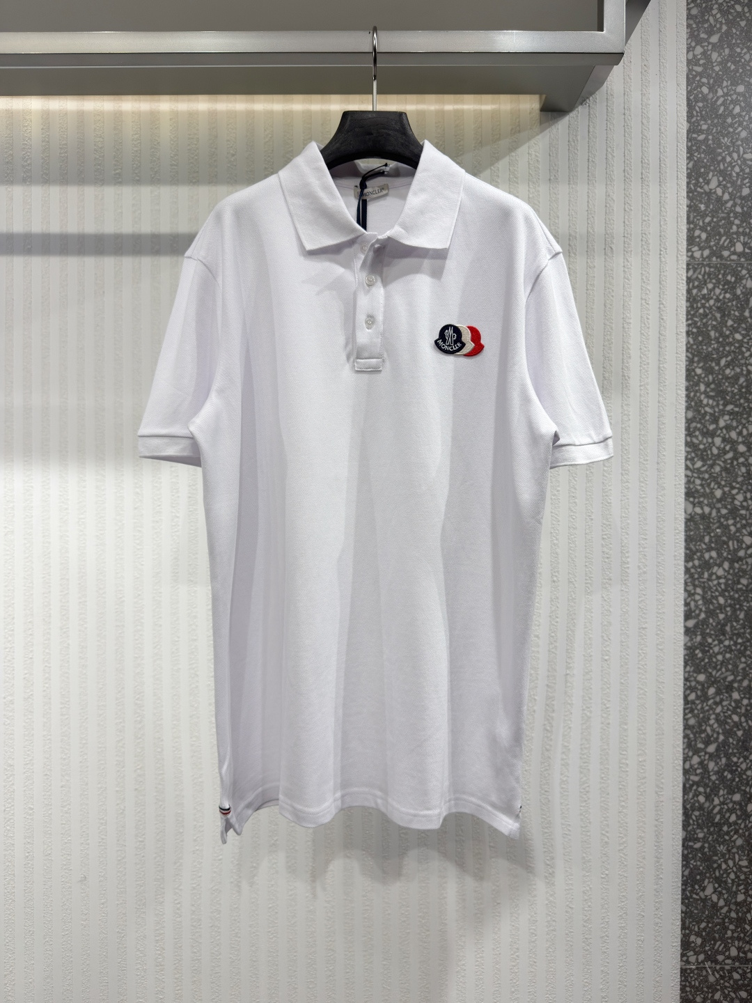 NO:826428,Moncler's men's cotton pique polo shirt is designed to transcend seasonal trends and interpret the brand's DNA with geometric patterns. Sizes S-XL, Men's Mouth - Clothing, Moncler,19860909Moncler 这款男士棉质珠地布Polo恤的设计风格超越季节潮流,以几何图案诠释品牌DNA.尺码S-XL,蒙口-服装,Moncler,,Women's clothing
