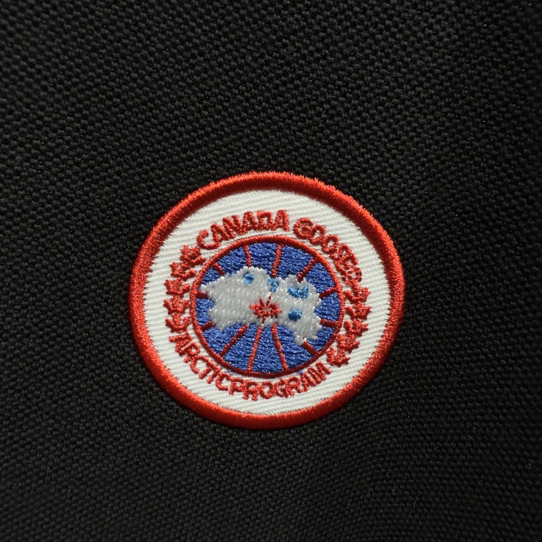Canada Goos 经典Polo衫,采用有质感且结构感强的棉料 6
