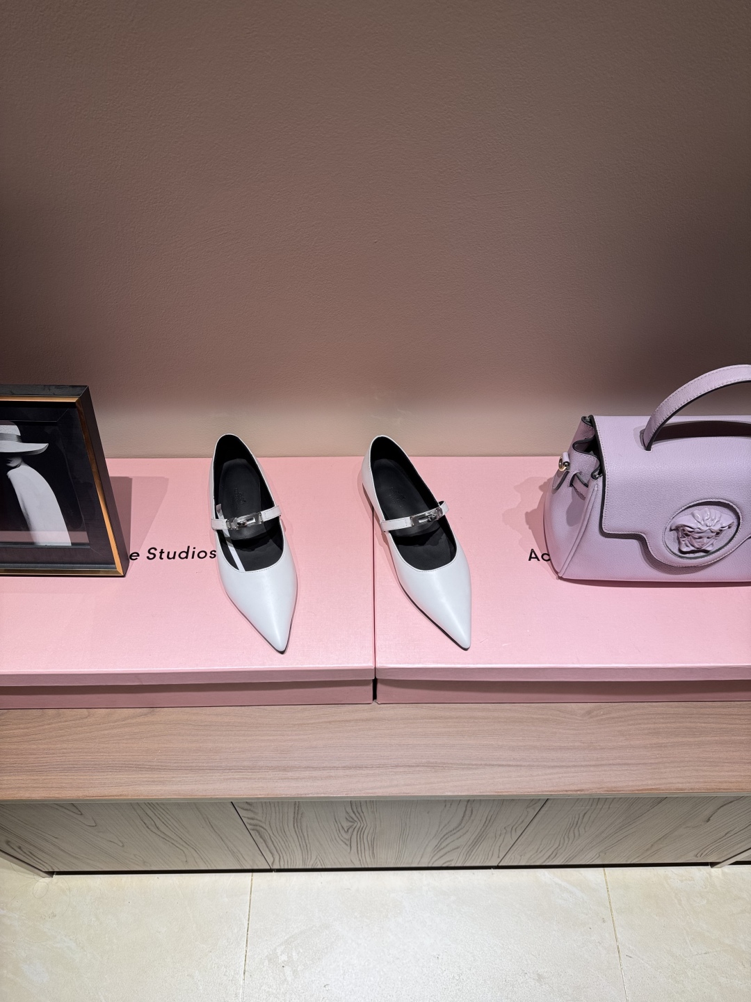 Newest Hermes Kelly Button Shoes in Emma Springs: Luxury and Style Combination - 图片 2