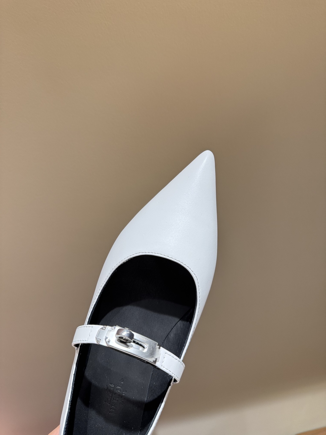 Newest Hermes Kelly Button Shoes in Emma Springs: Luxury and Style Combination - 图片 4