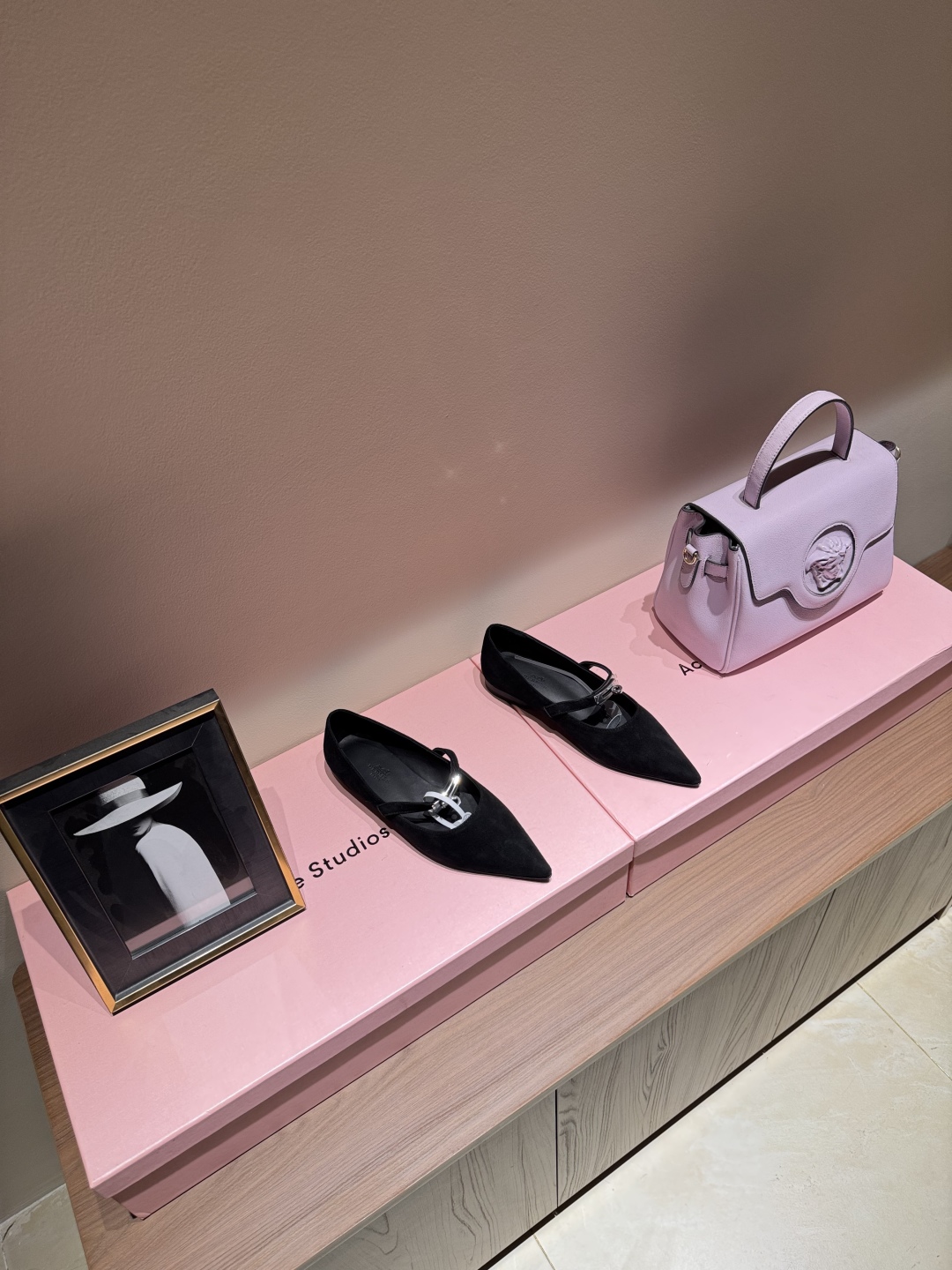 Newest Hermes Kelly Button in Emma Springs: Luxury Shoes with Golden Button - 图片 1