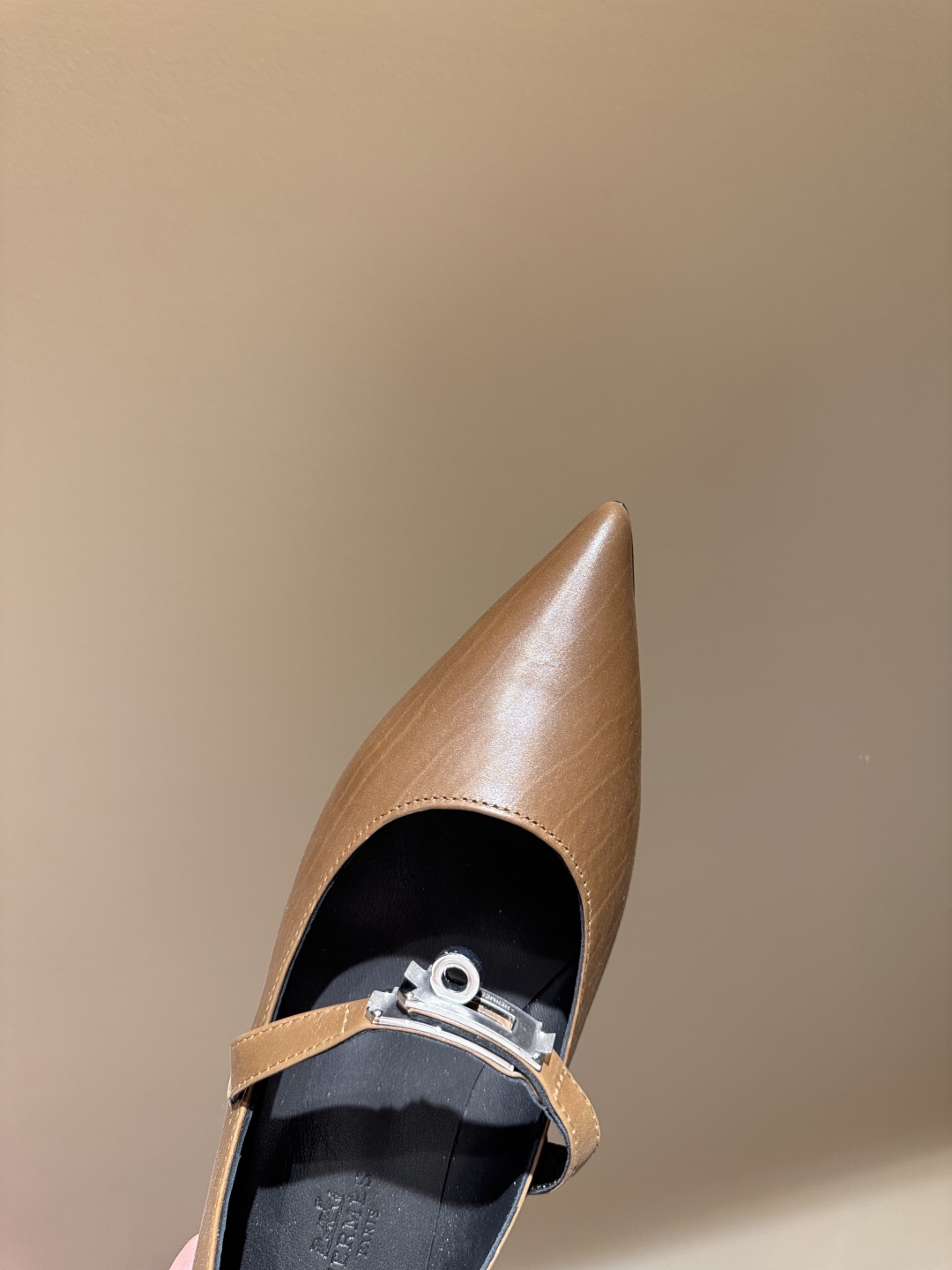 Latest Hermes Kelly Button in Emma Springs: Golden Horse Button, Luxury Cattle Skin Shoes - 图片 4