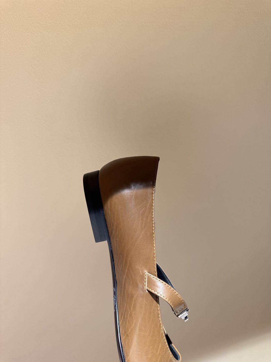 Latest Hermes Kelly Button in Emma Springs: Golden Horse Button, Luxury Cattle Skin Shoes - 图片 7