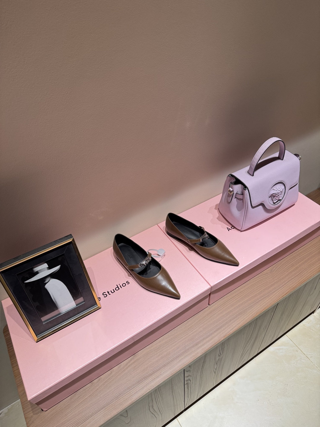 Latest Hermes Kelly Button in Emma Springs: Golden Horse Button, Luxury Cattle Skin Shoes - 图片 1