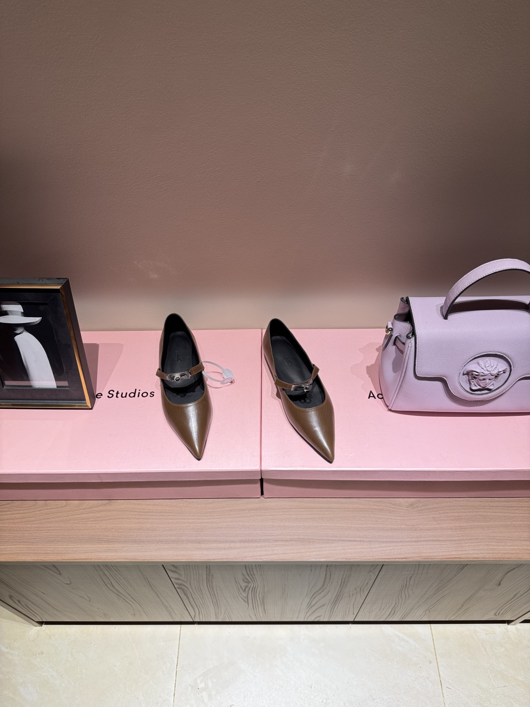Latest Hermes Kelly Button in Emma Springs: Golden Horse Button, Luxury Cattle Skin Shoes - 图片 2