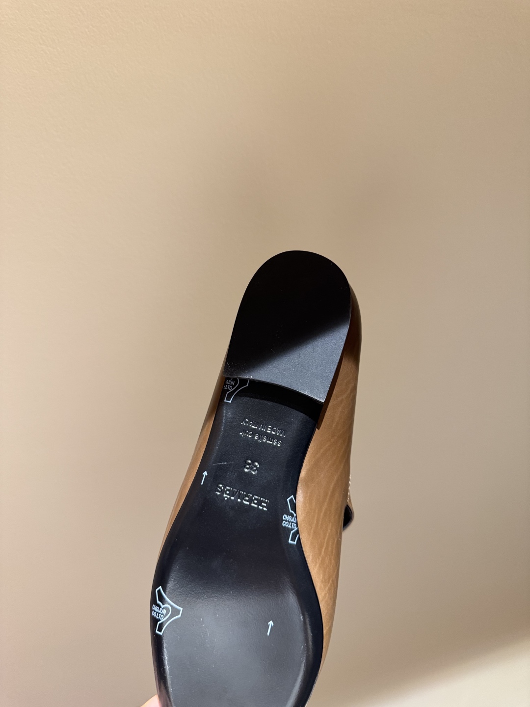 Latest Hermes Kelly Button in Emma Springs: Golden Horse Button, Luxury Cattle Skin Shoes - 图片 8