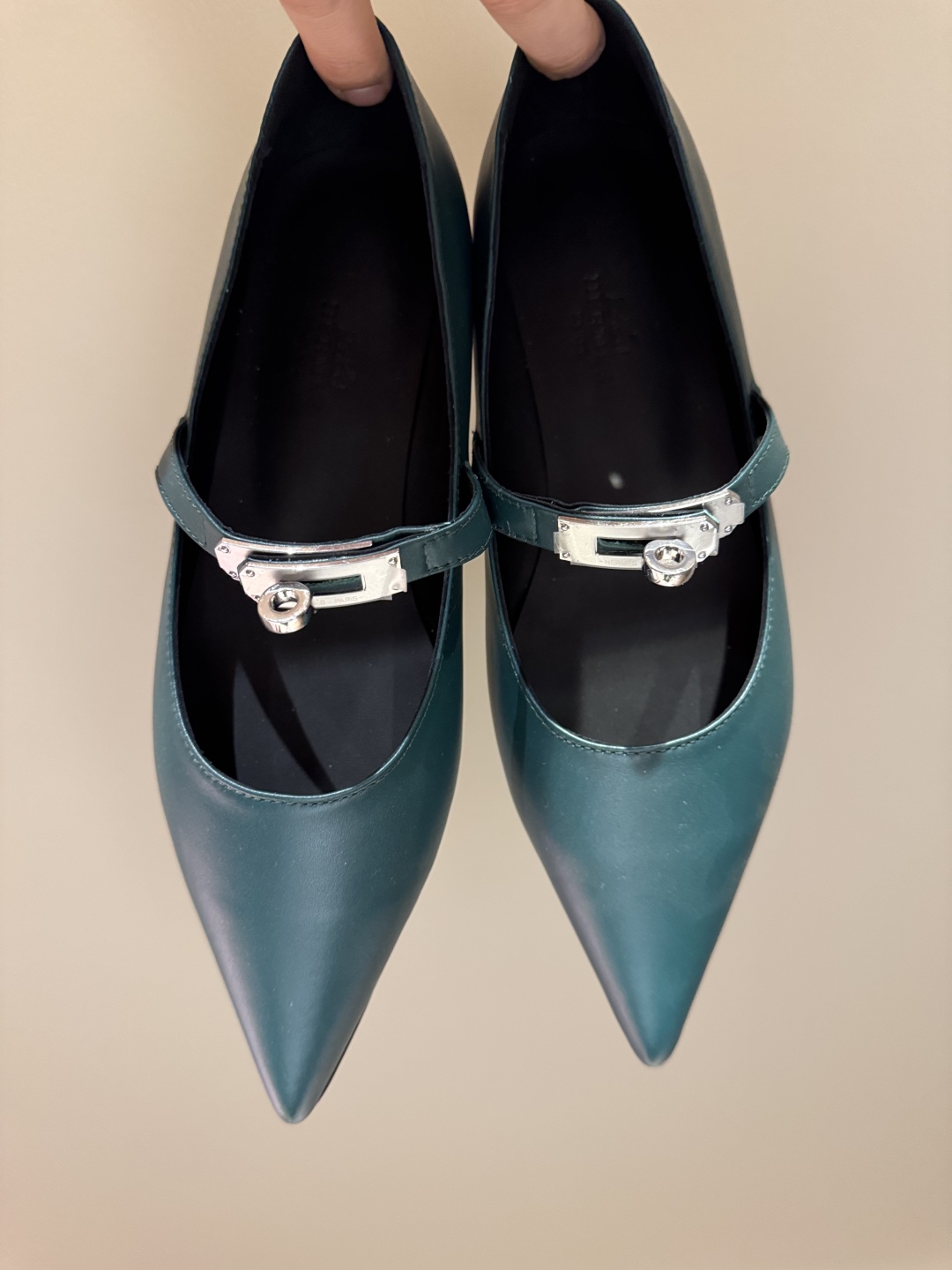 Newest Hermes Kelly Button Shoes in Emma Springs – Review & Details - 图片 9