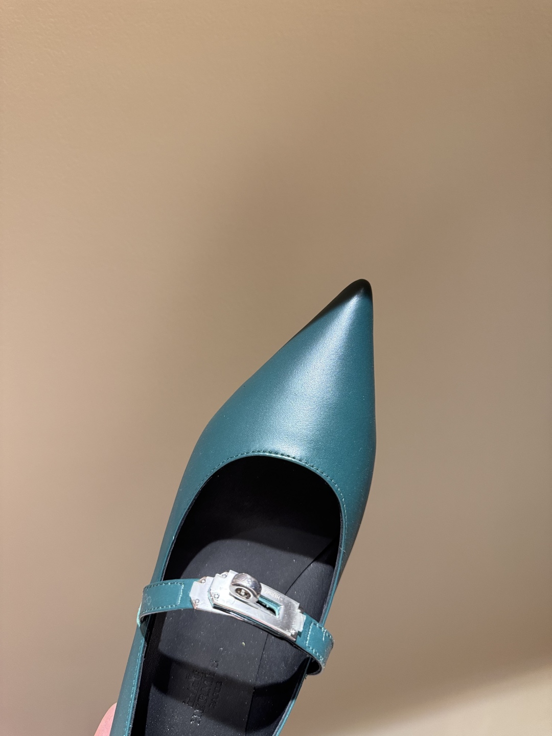 Newest Hermes Kelly Button Shoes in Emma Springs – Review & Details - 图片 4