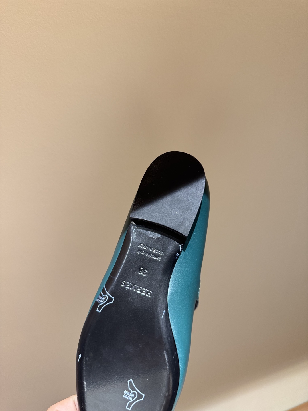Newest Hermes Kelly Button Shoes in Emma Springs – Review & Details - 图片 8