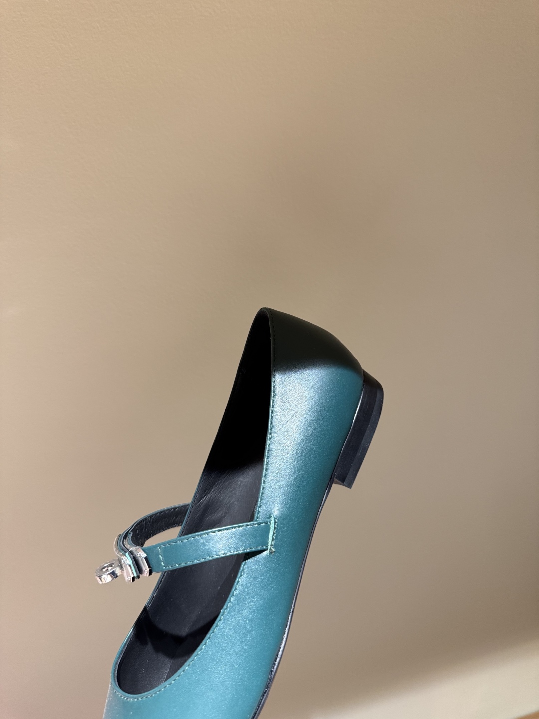 Newest Hermes Kelly Button Shoes in Emma Springs – Review & Details - 图片 5
