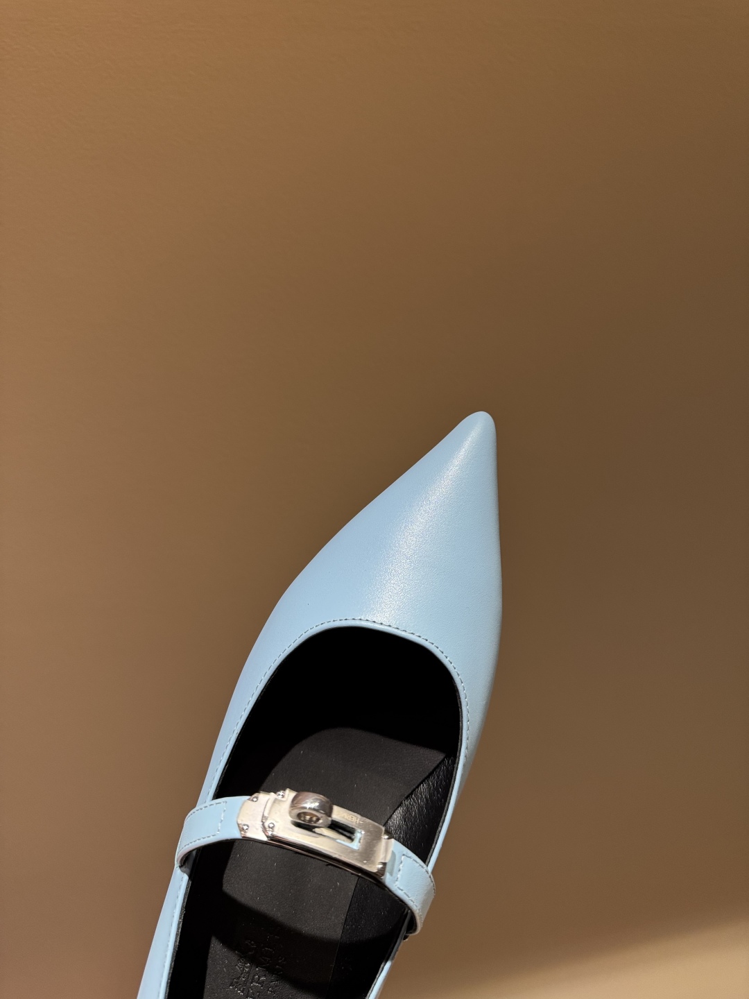 Newest Hermes Kelly Button in Emma Springs: Luxury Shoes with Unique Design - 图片 4