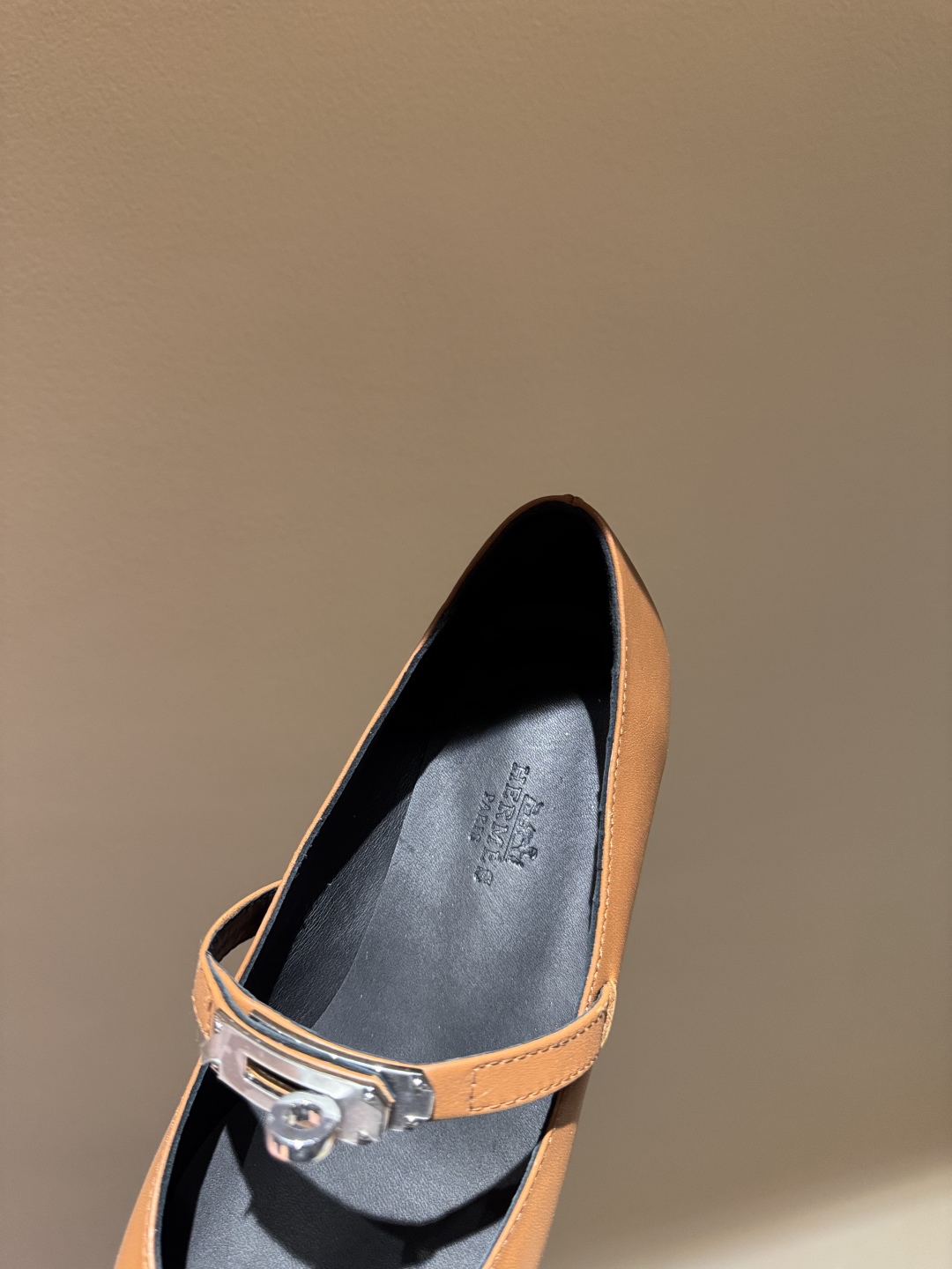 Newest Hermes Kelly Button in Emma Springs: Features, Materials, and Size Guide - 图片 6