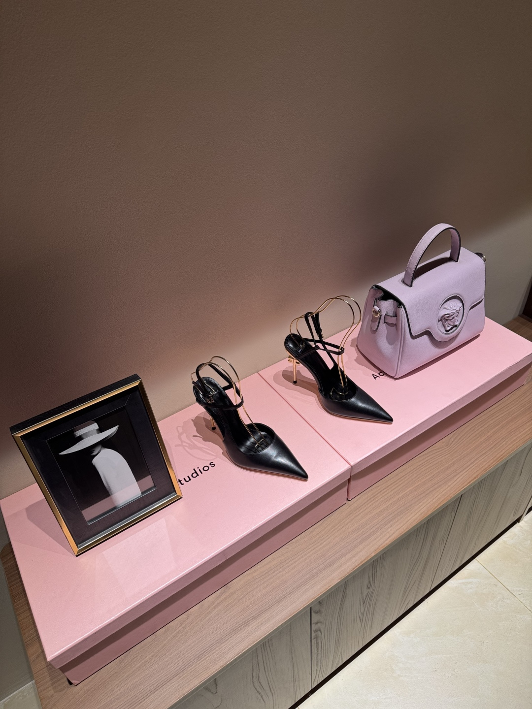 NO:166501,A light luxury brand Elisabetta Franchi Elisabetta Franchi beautiful high-heel fashion show sandals ELISABETTA FRANCH is a fashion brand from Italy ready to welcome a wave of beautiful pointed toe high heels. The small gold bars show the cold and cool atmosphere and the sexy pointed toe collision. Simple and high-end 10.5cm heel height stabilizes the elegant temperament. The flash drill strap and velvet upper lit up the romantic atmosphere. The 10.5th heel beauty gives a new 