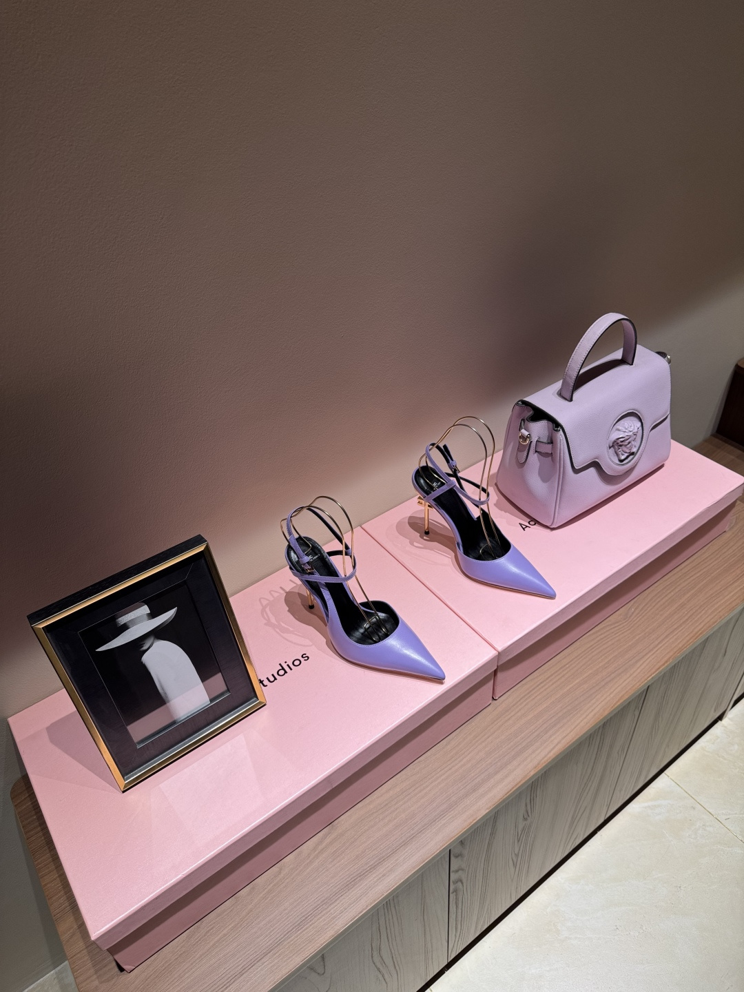 NO:166503,The highest version is a light luxury brand. Elisabetta Franchi Elisabetta Franchi beautiful high-heel fashion show sandals. ELISABETTA FRANCH is a fashion brand from Italy. It is ready to welcome a wave of beautiful pointed toe high heels. The small gold bars show the cold and cool atmosphere and the sexy pointed toe collision. Simple and high-end 10.5cm heel height stabilizes the elegant temperament. The flash drill strap and velvet upper lit up the romantic atmosphere. The 10.5th heel beauty gives a new 