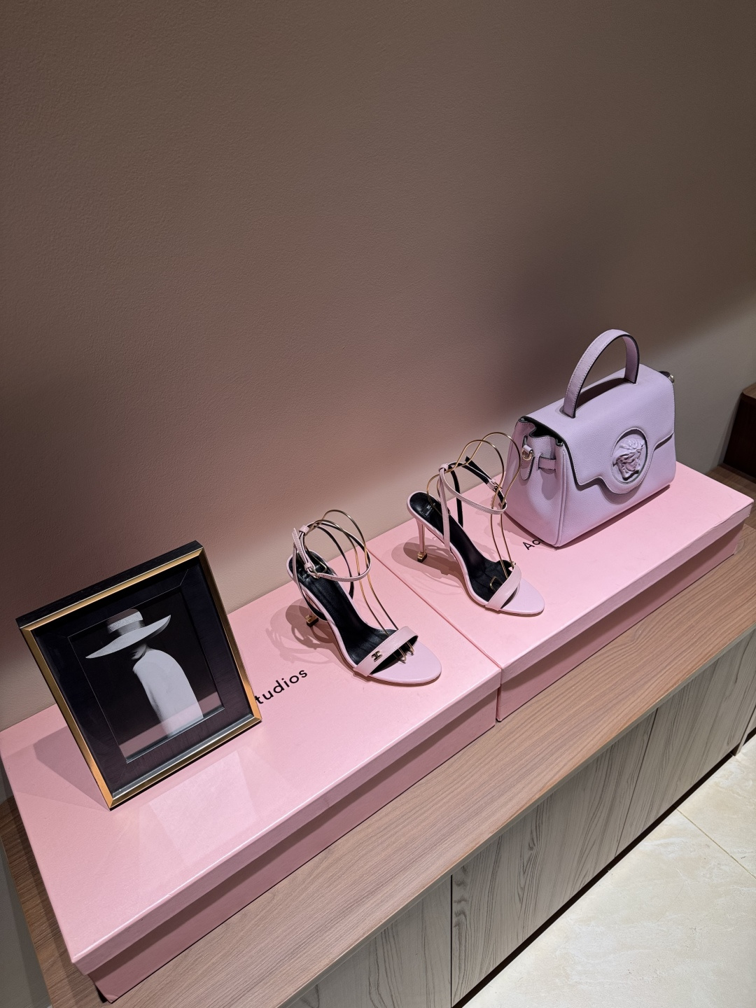 NO:166488,The highest version is a light luxury brand. Elisabetta Franchi Elisabetta Franchi beautiful high-heel fashion show sandals. ELISABETTA FRANCH is a fashion brand from Italy. It is ready to welcome a wave of beautiful pointed toe high heels. The small gold bars show the cold and cool atmosphere and the sexy pointed toe collision. Simple and high-end 10.5cm heel height stabilizes the elegant temperament. The flash drill strap and velvet upper lit up the romantic atmosphere. The 10.5th heel beauty gives a new 