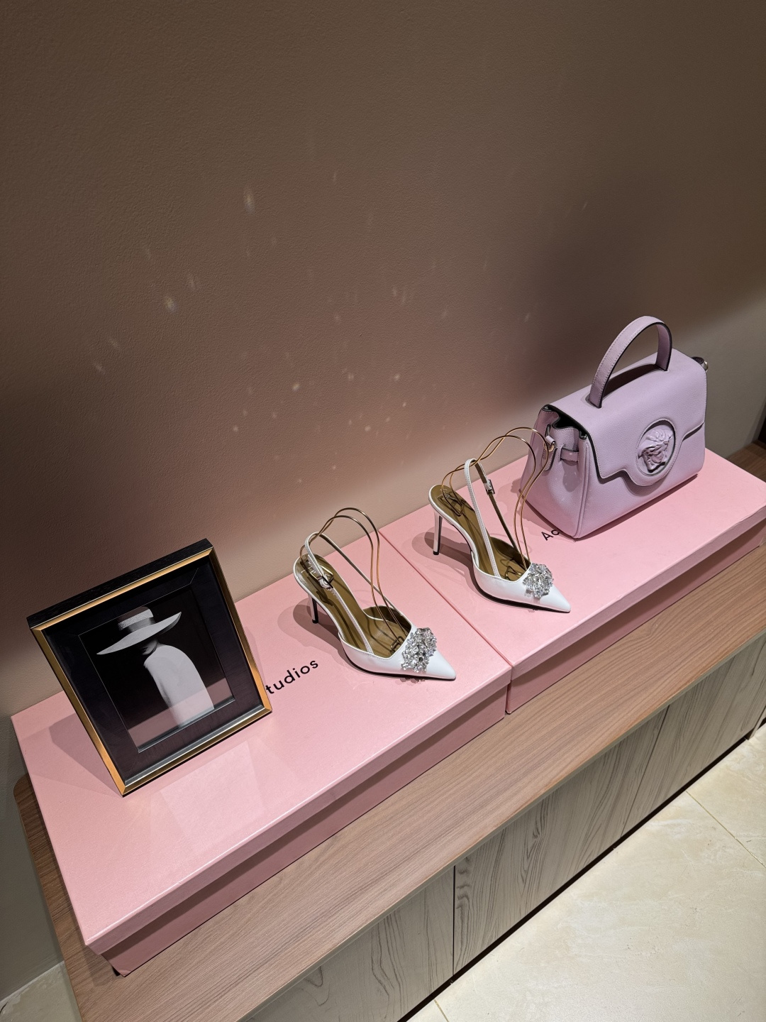 NO:166490,Giuseppe Zanotti 25ss new product, high heels embellished with golden flowers, it really understands the hearts of women. GZ high heels that cut men and women. I love it. It is worthy of being the brand that understands women the most. It is sold out immediately after launching. Especially the side lines are smooth and naturally slim, which makes the whole pair of shoes feel layered and feminine. No matter what style you usually have, please try it!  Cowhide upper, mixed-bred sheepskin inside, original Italian leather outsole, heel height 10cm Size 35–41 (40, 41, 42, 43 customization, no return or replacement), high heels, high heels, cowhide, sheepskin, Leather soles19860909Giuseppe Zanotti 25ss新品 金花点缀高跟鞋果然很懂女人心 GZ斩男又斩女的高跟鞋 爱了 不愧是最懂女人的品牌 上新即售空 尤其是侧面线条设计流畅自然还很显瘦 让整双鞋层次感十足又富有女人味 不管你平时什么风格 请你一定要试试它！ 鞋面牛皮 内里是混种羊皮 原版意大利真皮大底 跟高10cm Size 35–41（40、41、42、43定制不退不换）,高跟鞋,high heels,cowhide,sheepskin,Leather soles,Women's Shoes