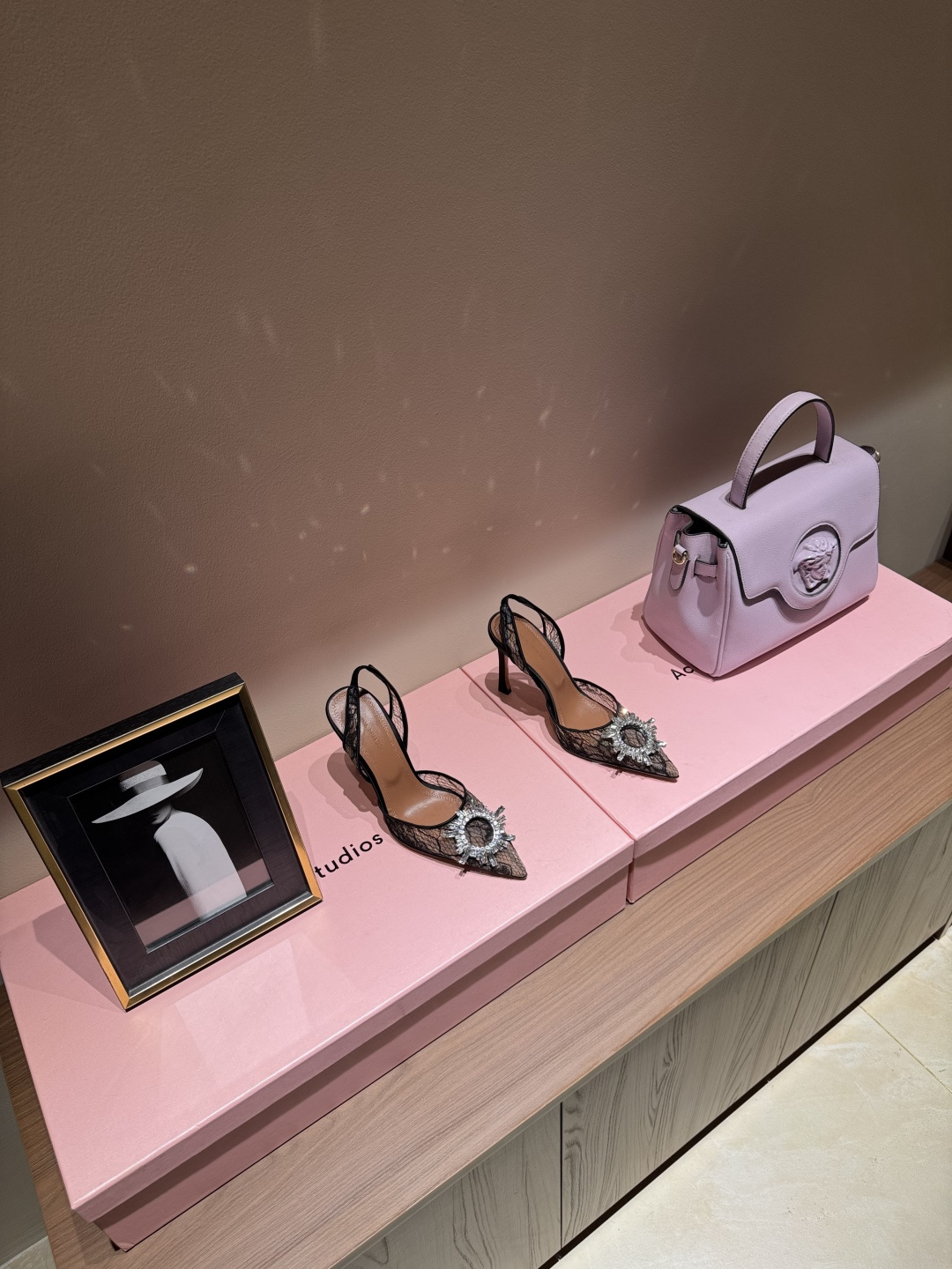 NO:166492,Amina Muaddi 2025 spring and summer new sun flower decoration series Sunflower crystal high heels, lace sexy catwalks, perfect shoe shape, more unique, a pair of very elegant high heels!  Imported lace satin   rhinestones, inner lining, foot pad imported sheepskin lining, imported sole imported leather sole   injection molding process, heel height 9.5CM Size35-42 (40.41.42 custom made without return or exchange), high heels, high heels, sheepskin19860909Amina Muaddi2025春夏新款太阳花装饰系列 太阳花水晶饰高跟鞋,蕾丝花边性感走秀鞋 完美鞋型,更加别具一格 是一双很有气质的高跟鞋！ 鞋面进口蕾丝缎面 水钻 内里、垫脚进口羊皮里 大底进口真皮底 注塑工艺 跟高9.5CM Size35-42（40.41.42定做不退换）,高跟鞋,high heels,sheepskin,Women's Shoes