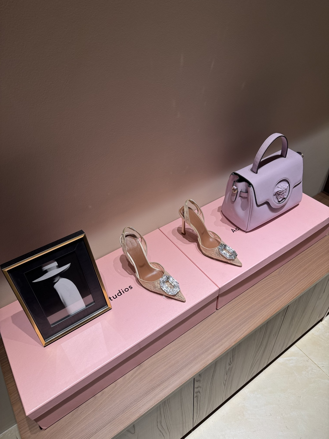 NO:166494,Amina Muaddi 2025 spring and summer new style too bow decoration series, bow crystal decoration high heels, lace sexy catwalks, perfect shoe shape, more unique, a pair of very elegant high heels!  Imported lace satin   rhinestones, inner lining, foot pad imported sheepskin lining, imported sole imported leather sole   injection molding process, heel height 9.5CM Size35-42 (40.41.42 custom made without return or exchange), high heels, high heels, sheepskin19860909Amina Muaddi2025春夏新款太蝴蝶结装饰系列 蝴蝶结水晶饰高跟鞋,蕾丝花边性感走秀鞋 完美鞋型,更加别具一格 是一双很有气质的高跟鞋！ 鞋面进口蕾丝缎面 水钻 内里、垫脚进口羊皮里 大底进口真皮底 注塑工艺 跟高9.5CM Size35-42（40.41.42定做不退换）,高跟鞋,high heels,sheepskin,Women's Shoes