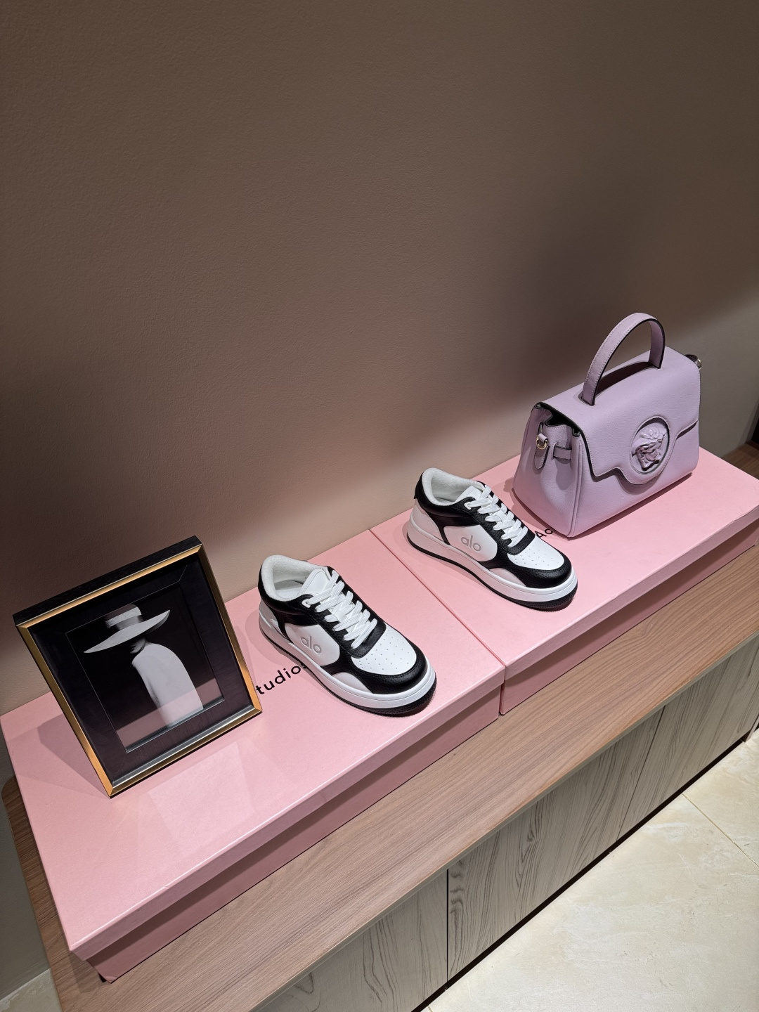 NO:166497,alo25s spring and summer new style color-blocking white shoes thick-soled comfortable and casual style alo understands girls better than Nike!  Super versatile!  And super comfortable!  It's a thick bottom but it's not heavy at all on the feet!  Very lightweight!  It looks better when putting on socks!  And it is recommended by celebrities. It is a model that increases your legs and makes your legs look thinner!  Super suitable for us small girls~ the shoes are also a classic color-blocking and contrasting design with the delicate leather texture on the upper!  !  Material cowhide, inner li sheep, outsole pure natural rubber outsole Size#35-40 (40 custom made without return or exchange), casual shoes/sports shoes, sneakers, cowhide19860909alo25s 春夏新款 拼色小白鞋厚底舒适休闲款 alo比耐克更懂女生！上脚超级百搭！而且超级舒适！是厚底款但是上脚一点都不沉重！ 非常轻便！套上袜套搭配更好看！而且还是明星同款推荐～上脚增高显腿细！ 超级适合我们小个子女生～鞋子整体也是经典的拼色撞色设计搭配鞋面细腻的真皮纹路肌理感！！ 材质牛皮 内里羊里 大底纯天然橡胶大底 Size#35-40（40定制不退换）,休闲鞋/运动鞋,sneakers,cowhide,Women's Shoes