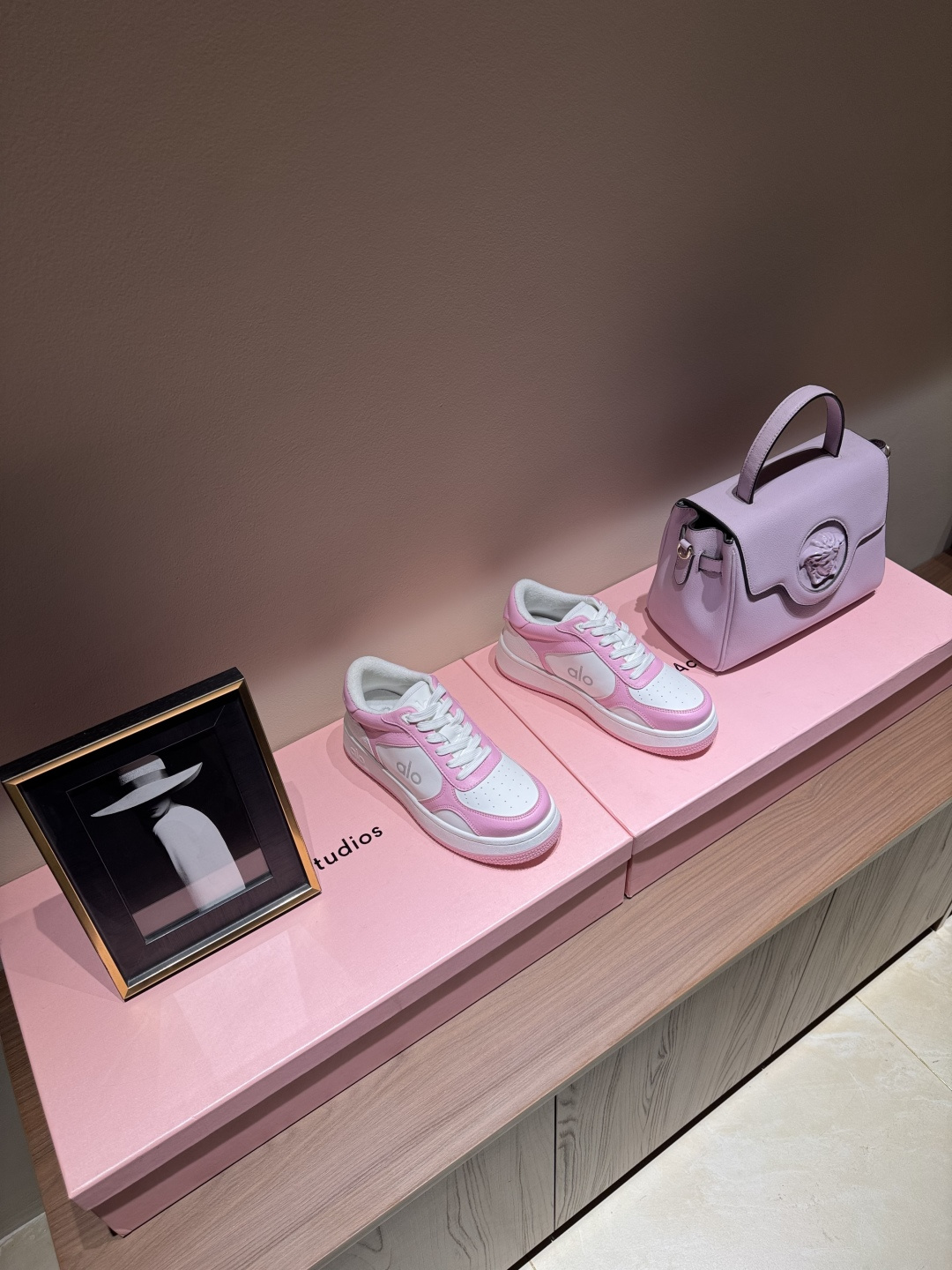 NO:166499,Purchase grade alo25s new spring and summer style color-blocking white shoes thick-soled comfortable and casual style alo understands girls better than Nike!  Super versatile!  And super comfortable!  It's a thick bottom but it's not heavy at all on the feet!  Very lightweight!  It looks better when putting on socks!  And it is recommended by celebrities. It is a model that increases your legs and makes your legs look thinner!  Super suitable for us small girls~ the shoes are also a classic color-blocking and contrasting design with the delicate leather texture on the upper!  !  Material cowhide, inner li sheep, outsole pure natural rubber outsole Size#35-40 (40 custom made without return or exchange), casual shoes/sports shoes, sneakers, cowhide19860909代购级 alo25s 春夏新款 拼色小白鞋厚底舒适休闲款 alo比耐克更懂女生！上脚超级百搭！而且超级舒适！是厚底款但是上脚一点都不沉重！ 非常轻便！套上袜套搭配更好看！而且还是明星同款推荐～上脚增高显腿细！ 超级适合我们小个子女生～鞋子整体也是经典的拼色撞色设计搭配鞋面细腻的真皮纹路肌理感！！ 材质牛皮 内里羊里 大底纯天然橡胶大底 Size#35-40（40定制不退换）,休闲鞋/运动鞋,sneakers,cowhide,Women's Shoes