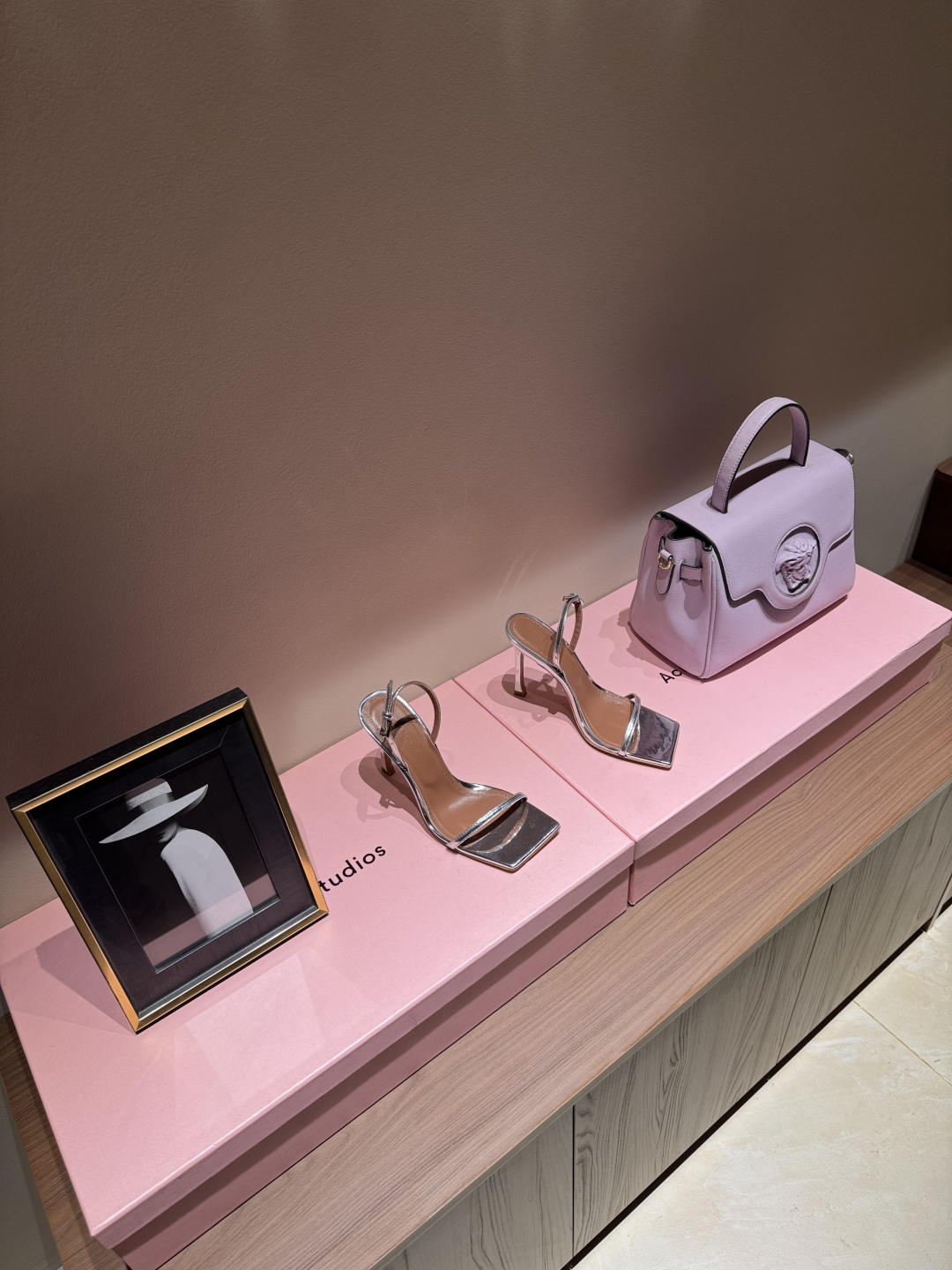 NO:166496,Amina Muaddi 2025 spring and summer new simple and fashionable one-strip sandals. Perfect shoe shape, square toe design, more unique. It is a pair of very elegant high heels!  Patent leather upper, imported sheepskin lining, foot pad, imported leather sole   injection molding process, heel height 9.5CM Size35-42 (40.41.42 custom made without return), high heels, sandals, high heels, sheepskin19860909Amina Muaddi2025春夏新款简约时尚一字带凉鞋 完美鞋型,方头设计,更加别具一格 是一双很有气质的高跟鞋！ 鞋面漆皮 内里、垫脚进口羊皮里 大底进口真皮底 注塑工艺 跟高9.5CM Size35-42（40.41.42定做不退换）,高跟鞋,sandals,high heels,sheepskin,Women's Shoes