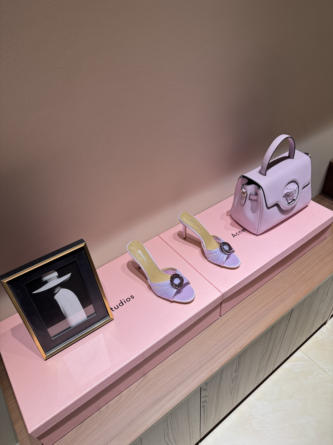 NO:221944,2025 Early Spring & Hot Diamond Lace Lace High Heel Sandals, Beautiful Princess Shoes, None of them. Never resist this kind of bingbing. Have a pair of sisters. Don’t be too eye-catching when you go out. Full of temperament. Brand new crystal diamond buckles. I’m looking forward to the new belt-type climbing belt. Enough beauty. Follow the bright sunshine. Take a fashionable and high-end route. Let’s take a look at the different world outside. ———————————— ⊿size. ｜35-42 (40 41 42 custom-made non-return) ⊿color｜Multi-color ⊿heel ｜8.5cm ⊿fabric ｜Silk ⊿out sole ｜Italian cowhide outsole, high heels, cowhide, real silk198609092025早春＆ 烫钻蕾丝花边高跟凉拖 绝美公主鞋,没有之一 对这种bingbing的事物永远没有抵抗力 跟姐妹各来一双,出门不要太抢眼哦,气质满满 全新水晶钻扣,非常期待 环带式攀带 足够的美感 跟随明媚阳光.走时髦高端路线 一起去看看外面不一样的世界 ————————————  ⊿size. ｜35-42（40 41 42定制不退换）  ⊿color｜多色系  ⊿heel ｜8.5cm  ⊿面料 ｜真丝  ⊿ 大底 ｜意大利牛皮大底,高跟鞋,high heels,cowhide,real silk,Women's Shoes