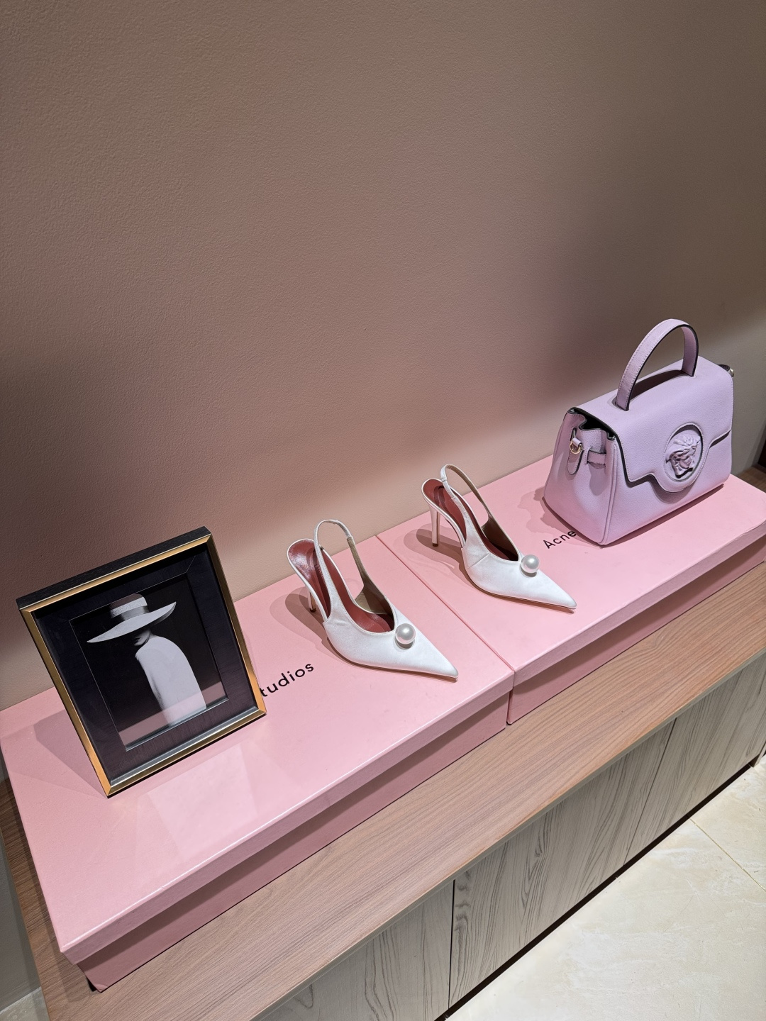 NO:221974,99 The Magda Butrym I don't know creates a contemporary perspective of romanticism, balances low-key and traditional, exquisite and minimalism, making you look different. It is said that the recent popular flower elements, the most deadly girl elements of flowers, and the combination of satin, I can't even imagine how beautiful this pair of shoes are!  !  The same elements and different designs show the same elegance~ If you want to say which one is my favorite, I am very vulgar and I love her. This fall’s first pair of high heels!  Heat diamonds, the ultimate elegance, imported mulberry silk silk, mixed-bred sheepskin, heel height 10.5, leather sole, packaging, Magda Butrym full set of packaging, size 35-39 (40.41.42 order), high heels, high heels, sheepskin, real silk, Leather soles1986090999不知道的Magda Butrym 创造浪漫主义的当代视野,在低调与传统 精致与极简主义取得平衡 让你穿出与众不同 都说最近的流行花朵元素 花朵最致命的女生元素再配合缎面 我都不敢想象这一双鞋子有多美！！ 全网断货一样的元素不一样的设计展现了一样的优雅～ 要说哪个是我的最爱,我很俗我都爱 今年秋天的第一双高跟鞋考虑她！ 烫钻,优雅到极致 鞋面进口桑蚕真丝 内里混种羊皮 跟高10.5 鞋底真皮大底 包装Magda Butrym全套包装 码数35-39（40.41.42订）,高跟鞋,high heels,sheepskin,real silk,Leather soles,Women's Shoes