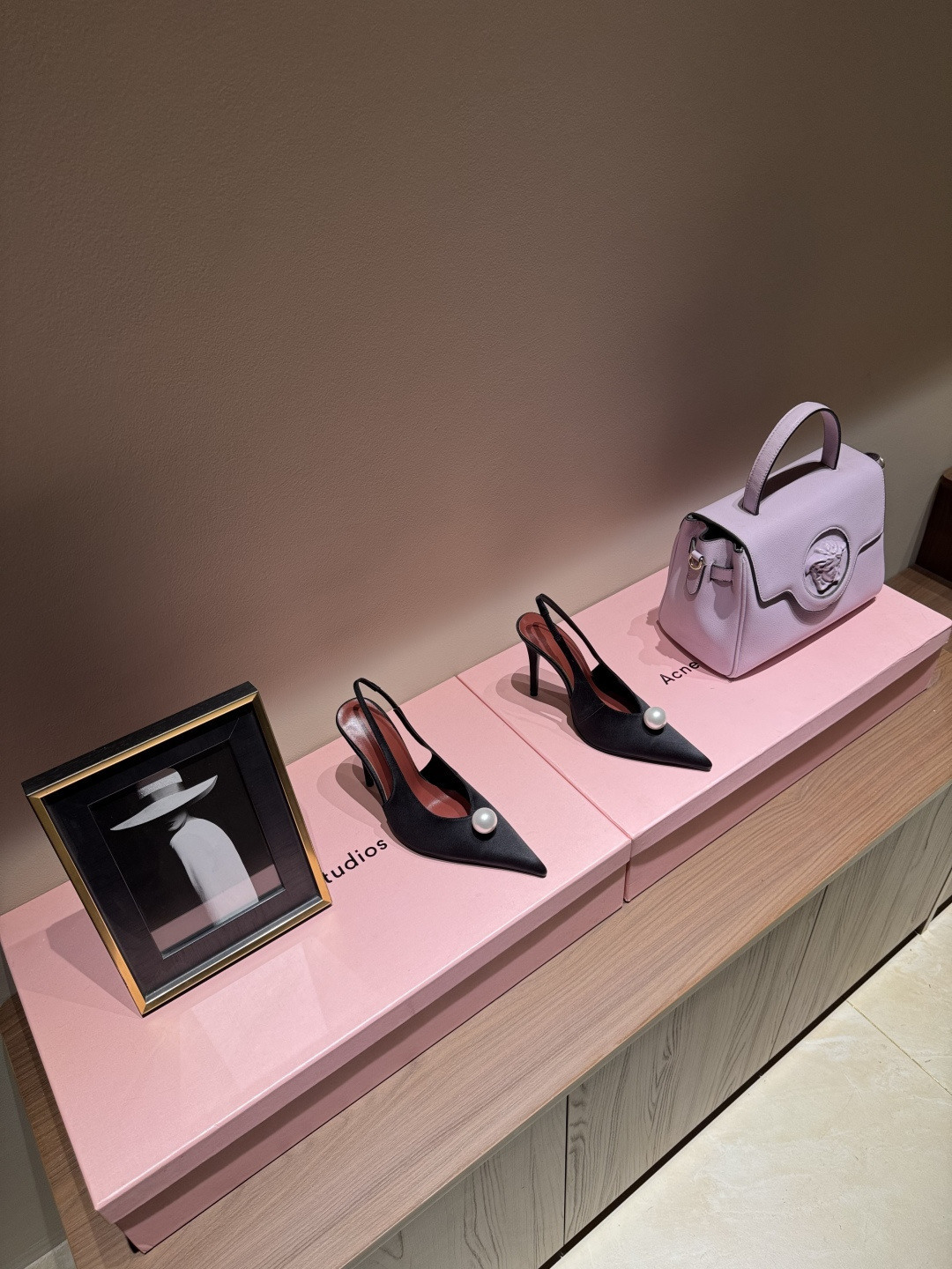 NO:221965,99 The Magda Butrym I don't know creates a contemporary perspective of romanticism, balances low-key and traditional, exquisite and minimalism, making you look different. It is said that the recent popular flower elements, the most deadly girl elements of flowers, and the combination of satin, I can't even imagine how beautiful this pair of shoes are!  !  The same elements and different designs show the same elegance~ If you want to say which one is my favorite, I am very vulgar and I love her. This fall’s first pair of high heels!  Heat diamonds, the ultimate elegance, imported mulberry silk silk, inner mixed-bred sheepskin, heel height 7.5, leather sole, packaging, Magda Butrym full-package, size 35-39 (40.41.42 order), high heels, high heels, sheepskin, real silk, Leather soles1986090999不知道的Magda Butrym 创造浪漫主义的当代视野,在低调与传统 精致与极简主义取得平衡 让你穿出与众不同 都说最近的流行花朵元素 花朵最致命的女生元素再配合缎面 我都不敢想象这一双鞋子有多美！！ 全网断货一样的元素不一样的设计展现了一样的优雅～ 要说哪个是我的最爱,我很俗我都爱 今年秋天的第一双高跟鞋考虑她！ 烫钻,优雅到极致 鞋面进口桑蚕真丝 内里混种羊皮 跟高7.5 鞋底真皮大底 包装Magda Butrym全套包装 码数35-39（40.41.42订）,高跟鞋,high heels,sheepskin,real silk,Leather soles,Women's Shoes