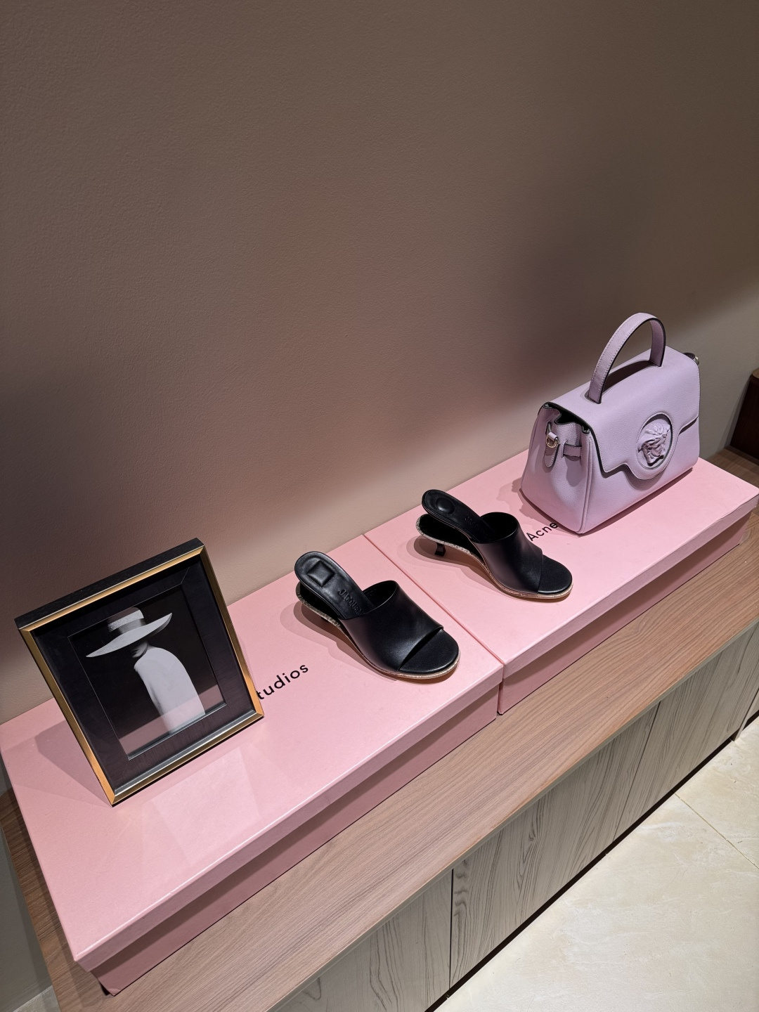 NO:221992,New Jacquemus Personalized double-layer sole Double heels Personalized high heels Jacquemus new series Les Sculpture uses high-quality fabrics to present a sculptural three-dimensional effect through unconventional tailoring and twisted contours. The design of the double heel layered sandals echoes the theme of this series, emphasizing the design of sharp lines and shapes, a sculpture-like heel, a pair of high heels stacked together, with outstanding shape and a very memorable design, and a heel height of 10 cm. Upper cowhide inner sheepskin sole genuine leather packaging jacquemus original packaging, high heels, loro piano, sandals, high heels, cowhide, sheepskin19860909新品Jacquemus 个性双层底 双鞋跟个性高跟鞋 Jacquemus全新系列 Les Sculpture采用高级优质的面料 通过非传统的剪裁和扭曲的轮廓 呈现出如雕塑般的立体效果. 双鞋跟叠搭凉鞋的设计正是呼应本次系列主题,强调锐利的线条和形状的设计,像雕塑一样的鞋跟,双高跟叠搭一起,造型出众,极具记忆点的设计,鞋跟高度为10厘米. 鞋面牛皮 内里羊皮 鞋底真皮 包装jacquemus原版包装,高跟鞋,loro piana,sandals,high heels,cowhide,sheepskin,Women's Shoes