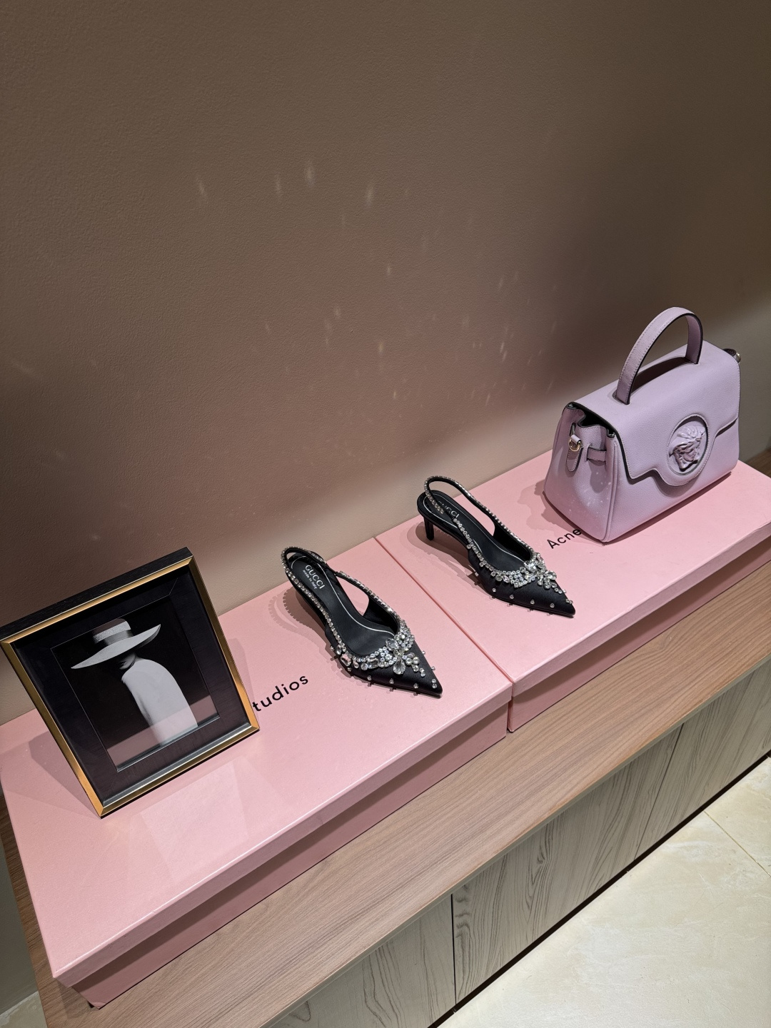 NO:221983,2025 Spring, the new model is launched, so beautiful that it can't be removed. The 2025 counter is synchronized with spring and summer new Gucci 25S Spring and summer new product rhinestone candy color with sandals and high heels. G home reflects the high-end feeling. It always makes people feel capitalized. It looks quite simple style but it is inexplicably high-end on the feet. It is very sexy. It allows you to easily match it with all kinds of styles. The upper is imported silk rhinestone buckle. The inner is imported sheepskin. The heel height is 7cm Size35-39 (customized by 40/41/42), high heels, gucci, gucci, sandals, high heels, sheepskin, real silk198609092025开春 新款首发 美得挪不开眼 2025专柜同步春夏新款Gucci 25S春夏新品水钻糖果色 后带凉鞋高跟 G家在体现高级感这块 总让人大写的服气 看起来蛮简单的款式 但上脚就莫名很高阶 非常性感 让你轻松搭配尽显各种风格 鞋面采用进口真丝布水钻扣 内里采用进口羊皮 意大利进口真皮底 跟高7cm Size35-39（40/41/42定制）,高跟鞋,gucci,gucci,sandals,high heels,sheepskin,real silk,Women's Shoes