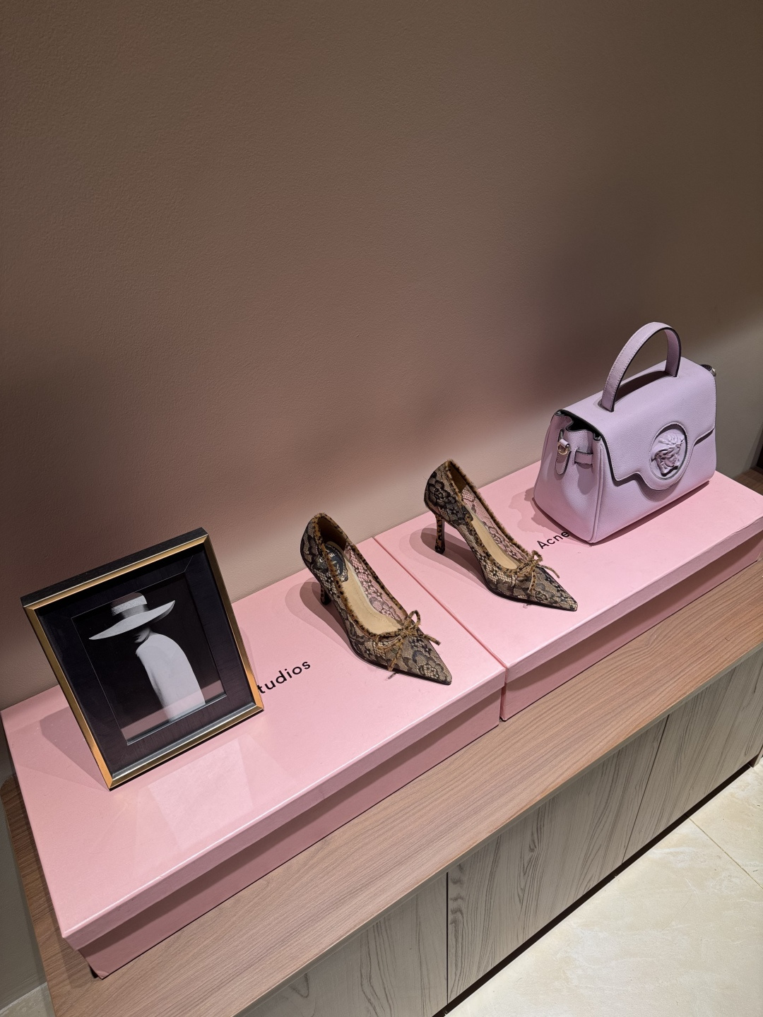 NO:221930,Rene Caovilla RC 2025/ Spring and summer new lace bow high heel sandal series, same style as celebrities, lace upper design is too fairy and high-end. The shoes are leopard print butterfly decoration, exquisite and sexy. I really love it when I put my feet on!  It's just cute and cool, and it's really cool. It's really good. It's a must-have for fashion experts. Original custom mesh fabric imported sheepskin. Outsole Italian leather outsole. Sole 9cm thick. Size 35-39 (40 custom made without return). Single shoes, rene caovilla, sandals, sheepskin, Leather soles19860909Rene Caovilla RC 2025/ 春夏新品蕾丝蝴蝶结高跟凉鞋系列 明星同款,蕾丝鞋面设计 太神仙太高级啦 鞋豹纹蝴蝶装饰,精致又性感 上脚真的爱了！就是可可爱爱 又可以酷酷的那种 真的太好看了 是时尚达人的必备单 面料原版定制网纱 内里进口羊皮 大底意大利真皮大底 底厚9cm 码数35-39（40 定制不退换）,单鞋,rene caovilla,sandals,sheepskin,Leather soles,Women's Shoes