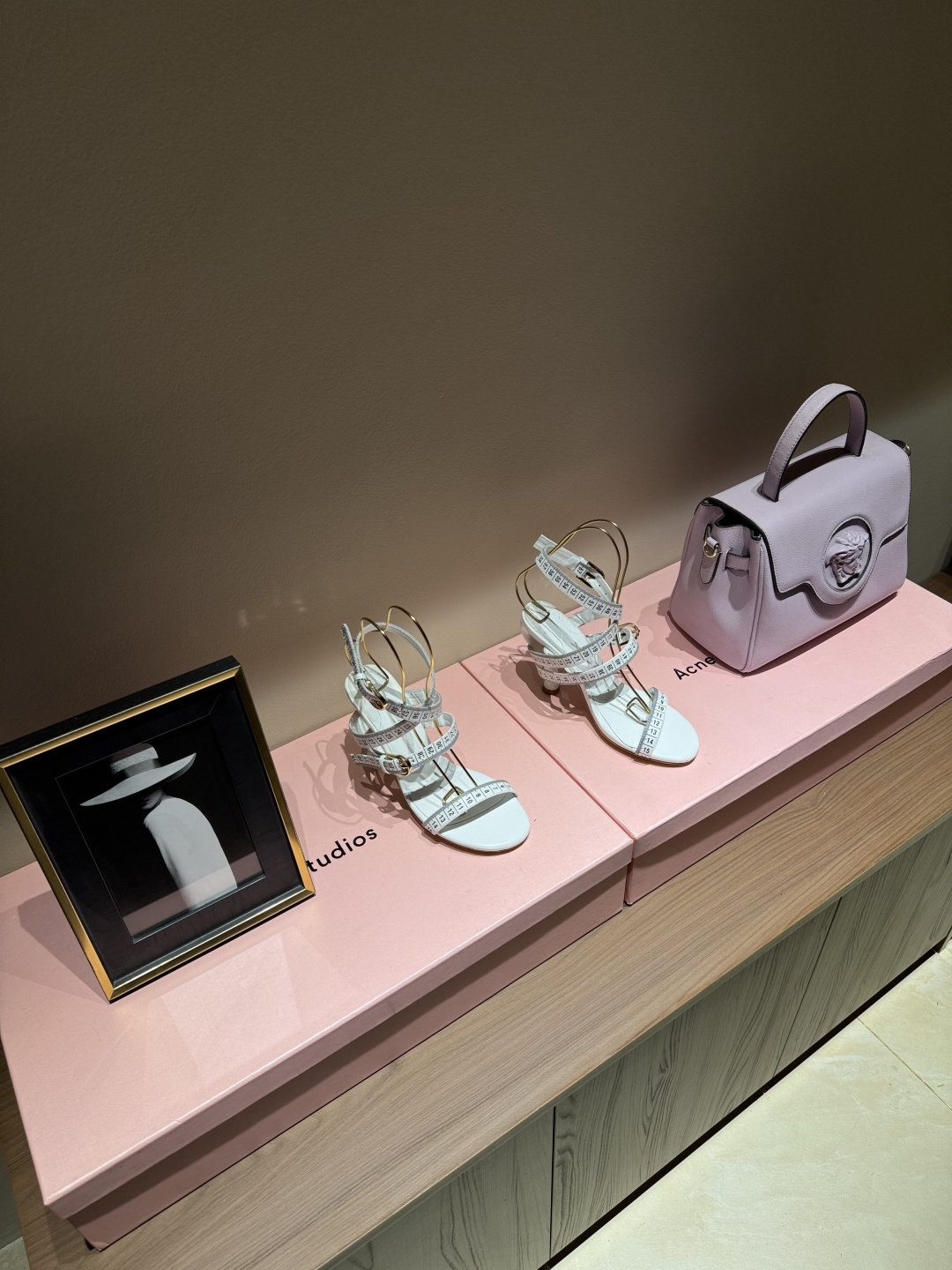 NO:221887,Elsa Schiaparelli, a design master who is forgotten by the public, Elsa Schiaparelli, Chanel's life rival, is a designer who is often described as a 