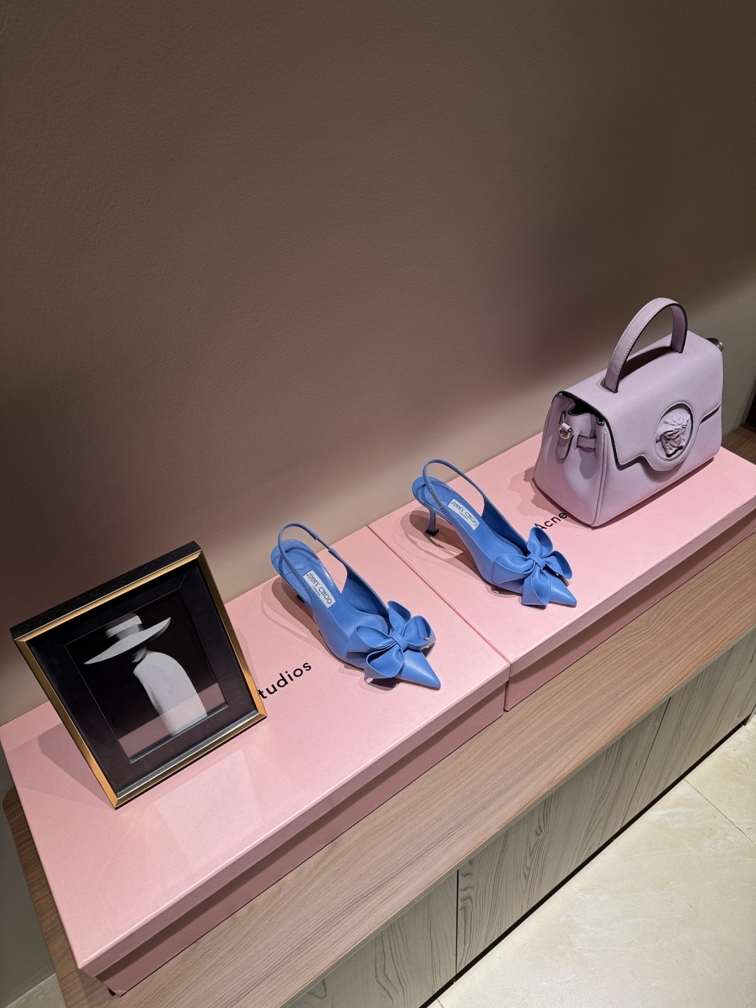 NO:221924,Jimmy Choo/Jimmy Zhou’s classic butterfly decoration with elastic high heels. The shoe shape is very delicate and will not be too narrow and long. The interior space is very sufficient to allow the toes to relax enough. The instep outlines the charming curve, which is simply beautiful. It surrounds the fairy spirit with 360 degrees, gorgeous and not exaggerated!  !  Cowhide upper, sheepskin inner footrest, heel height 7.5cm Size35-39 (34/40 custom-made non-return and exchange), sandals, jimmy choo, jimmy choo, sandals, cowhide, sheepskin19860909Jimmy Choo/吉米周经典蝴蝶装饰后弹力高跟 鞋型做的非常秀气 不会过分窄长 内部空间很足 让脚趾能足够的放松 脚背勾勒迷人的弧度 简直美爆了 360度环绕仙气感 华丽又不浮夸！！ 牛皮鞋面,羊皮内里垫脚 跟高7.5cm Size35-39（34/40定制不退换）,凉鞋,jimmy choo,jimmy choo,sandals,cowhide,sheepskin,Women's Shoes