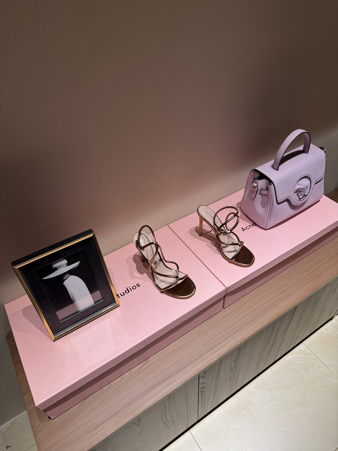 NO:221874,Gianvito Rossi Eiko Stiletto, metal buckle-woven high heel sandals, adhere to its traditional Italian craftsmanship, focusing on exquisite details, and creating elegant feminine flavor. Every pair of Gianvito Rossi's women's shoes will take the proportion of women's curves first before designing. Secondly, on the basis of inheriting Sergio Rossi's elegance, it is also younger and fashionable, shaping fashion charm with bright colors and exquisite lines. Go material, imported high-quality sheepskin upper, inner footbed, imported high-quality goatskin, heel height. Sole Italian cowhide outsole, size - (/customized, non-return and exchange) Color and color system is available!  Packaging full set of original packaging, sandals, sandals, cowhide, sheepskin19860909吉安维托·罗西 Gianvito RossiEiko Stiletto,金属扣绕带个性高跟凉鞋 秉承了其传统意大利工艺,专注精巧细节,打造优雅女人味,每一双吉安维托·罗西 (Gianvito Rossi) 的女鞋在设计之前都会将女性曲线比例考虑在先.其次在继承了塞乔·罗西 (Sergio Rossi) 优雅的基础上,也更加年轻时髦,以鲜艳的颜色和讲究的线条设计塑造时尚魅力 Go 材质 鞋面进口优质羊皮 内里垫脚 进口优质山羊皮 跟高. 鞋底意大利牛皮大底 码数-（/定制不退换） 颜色色系发售！ 包装全套原版包装,凉鞋,sandals,cowhide,sheepskin,Women's Shoes