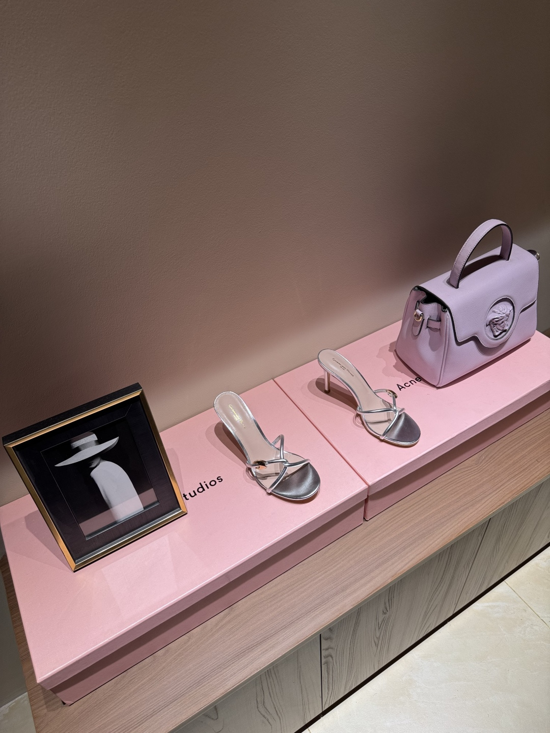 NO:221880,Gianvito Rossi Eiko Stiletto, metal buckle-woven high heel sandals, adhere to its traditional Italian craftsmanship, focusing on exquisite details, and creating elegant feminine flavor. Every pair of Gianvito Rossi's women's shoes will consider the proportion of women's curves first before designing. Secondly, on the basis of inheriting Sergio Rossi's elegance, it is also younger and fashionable, shaping fashion charm with bright colors and exquisite line design Go material, imported high-quality sheepskin upper, inner footbed, imported high-quality goatskin, heel height 8.5, Italian cowhide sole, size - (/customized, non-return and exchange) Color and color system is available!  Packaging full set of original packaging, sandals, sandals, cowhide, sheepskin19860909吉安维托·罗西 Gianvito RossiEiko Stiletto,金属扣绕带个性高跟凉鞋 秉承了其传统意大利工艺,专注精巧细节,打造优雅女人味,每一双吉安维托·罗西 (Gianvito Rossi) 的女鞋在设计之前都会将女性曲线比例考虑在先.其次在继承了塞乔·罗西 (Sergio Rossi) 优雅的基础上,也更加年轻时髦,以鲜艳的颜色和讲究的线条设计塑造时尚魅力 Go 材质 鞋面进口优质羊皮 内里垫脚 进口优质山羊皮 跟高8.5 鞋底意大利牛皮大底 码数-（/定制不退换） 颜色色系发售！ 包装全套原版包装,凉鞋,sandals,cowhide,sheepskin,Women's Shoes