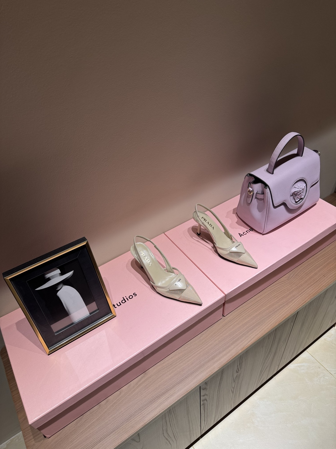 NO:221894,Prada/Prada's classic spring and summer new product, triangle high heel sandals, classic style, salty, sweet and versatile, upper is made of original custom leather, mixed inner sheepskin, delicate, soft and breathable, triangle yb opening mold customization, excellent texture, imported Italian cowhide, heel height 7.5cm Size35-39 (customized by 40/41), sandals, prada, prada, sandals, cowhide, sheepskin19860909Prada/普拉达经典春夏新品 三角标高跟凉鞋 经典款啦 可盐可甜巨百搭 鞋面采用原版定制皮料 内里混种羊皮 细腻柔软透气 三角标yb开模定制 质感超赞 意大利进口牛皮大底 跟高7.5cm Size35-39（40/41定制）,凉鞋,prada,prada,sandals,cowhide,sheepskin,Women's Shoes