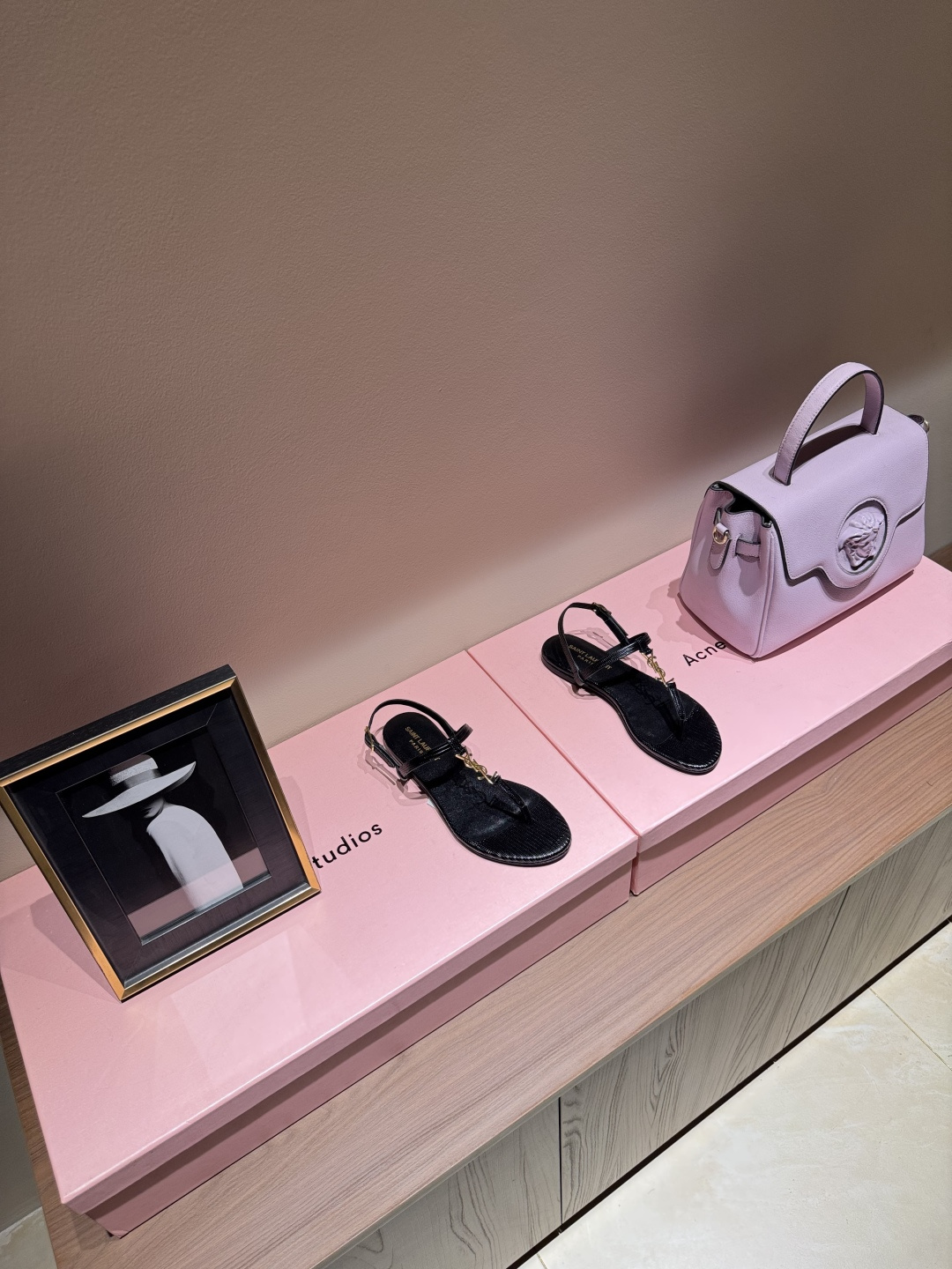 NO:221868,The highest version of Saint Laurent 2025 Paris Saint Laurent classic high heel sandals 2025 temperamental fairy must-have sandals for summer. The entire version includes metal products and other details is unique and unique. The black version makes people look white and slim. Super surprise #YSL #Summer outfit #Saint Laurent upper cowhide inner sheepskin heel height 1cm outsole genuine leather packaging Saint Laurent original packaging Size 35-39 (40.41 order), sandals, saint laurent, saint laurent, saint laurent, saint laurent, sandals, cowhide, sheepskin19860909最高版 Saint Laurent 2025Paris圣罗兰经典高跟凉鞋 2025气质小仙女夏天必备款凉鞋 整个版型包括金属制品等细节别具一格让人眼前一亮黑色版型显白显瘦 超级惊喜 #YSL #夏日穿搭 ＃圣罗兰 鞋面牛皮 内里羊皮 跟高1cm 大底真皮 包装圣罗兰原版包装 码数35-39（40.41订）,凉鞋,saint laurent,saint laurent,saint laurent,sandals,cowhide,sheepskin,Women's Shoes