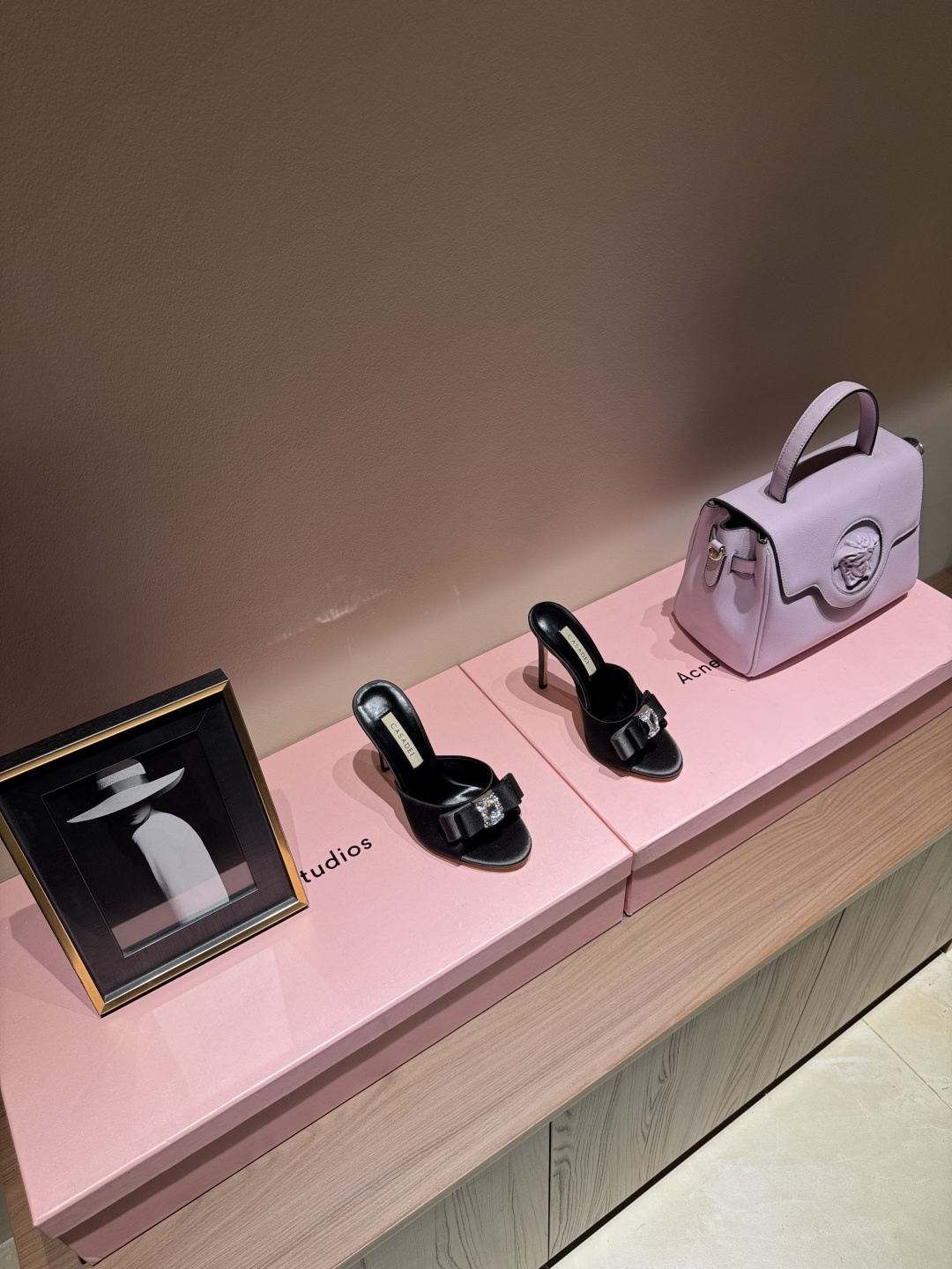 NO:264802,CASADEI/Casarte 25WF new spring and summer products, rhinestone bow high heel slippers, which woman can reject such beautiful high heels, high heels paired with shining rhinestones, high-end and sexy!  Whether it is daily travel or banquet invitation, its unparalleled texture and charm are your noble and dazzling choice!  The upper is made of original custom rhinestones, the inner foot pads are all lambskin, imported cowhide, heel height 10.5cm size35-39 (customized by 40/41), sandals, sandals, high heels, slippers, cowhide, sheepskin19860909CASADEI/卡萨帝25WF春夏新品 水钻蝴蝶结高跟拖鞋 哪个女人能拒绝如此美艳的高跟鞋 高跟搭配闪耀的水钻 高级又性感！ 无论日常出行还是宴会邀约 它无与伦比的质感与魅力 都是您尊贵耀眼的选择！ 鞋面采用原版定制水钻 内里垫脚均为小羊皮 意大利进口牛皮大底 跟高10.5cm size35-39（40/41定制）,凉鞋,sandals,high heels,slippers,cowhide,sheepskin,Women's Shoes